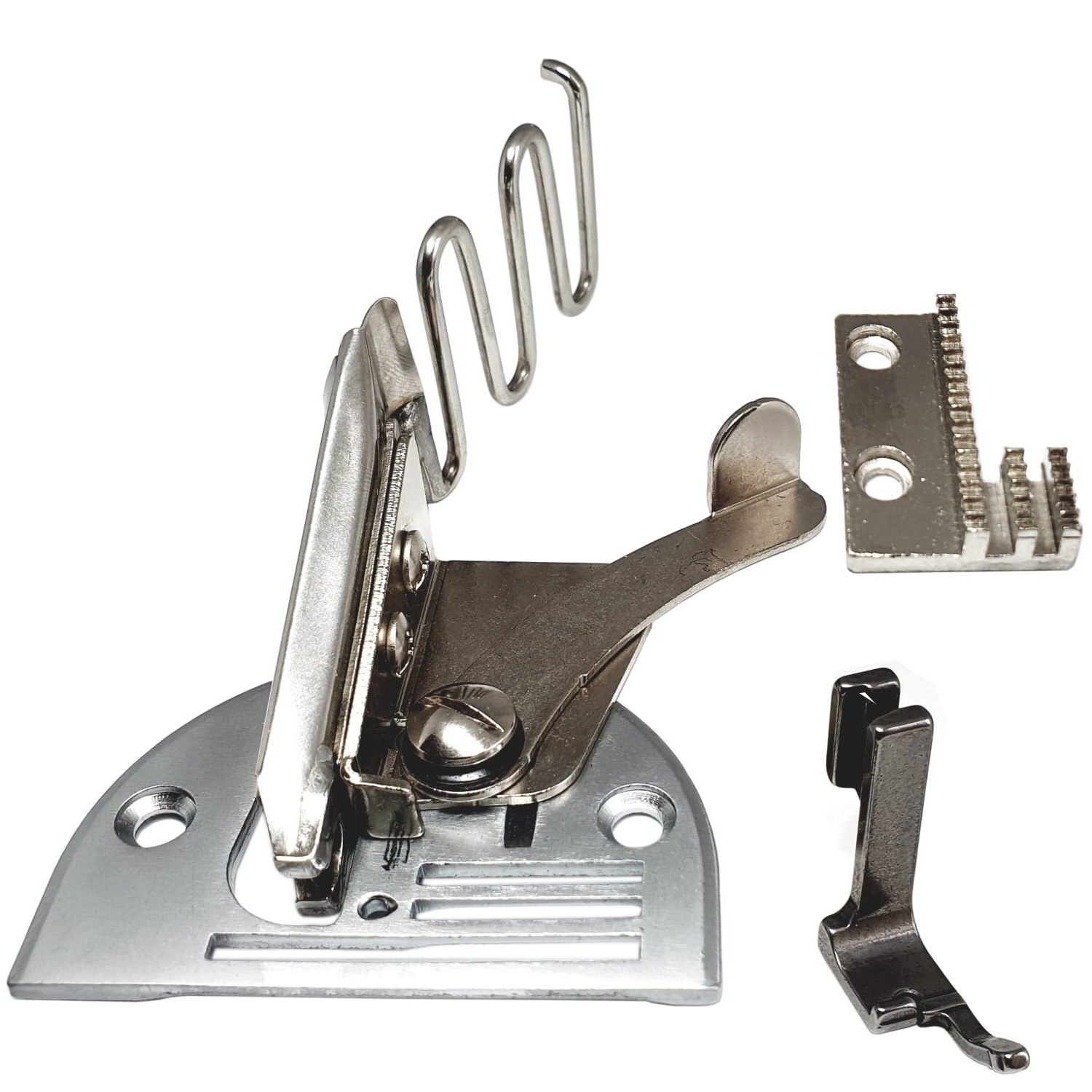 Zdjęcie przedstawia trzy nieduże metalowe elementy ukazane w dużym przybliżeniu. Po lewej stronie znajduje się największy element, półokrągły, z którego wychodzą dwie mniejsze części. Po prawej stronie znajdują się dwa malutkie elementy w kształcie prostokątnej płytki z otworami oraz podłużnego uchwytu.