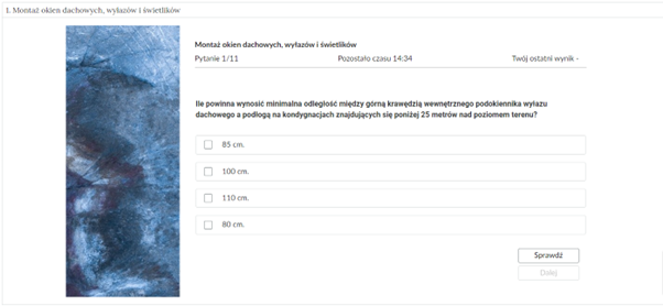 Grafika przedstawia przykładowy ekran pytania testowego. W górnej części ekranu widoczny jest tytuł testu, numer pytania, pozostały czas oraz twój ostatni wynik. Poniżej jest treść zadania z odpowiedziami do wyboru. Poniżej przyciski „sprawdź” oraz „dalej”.