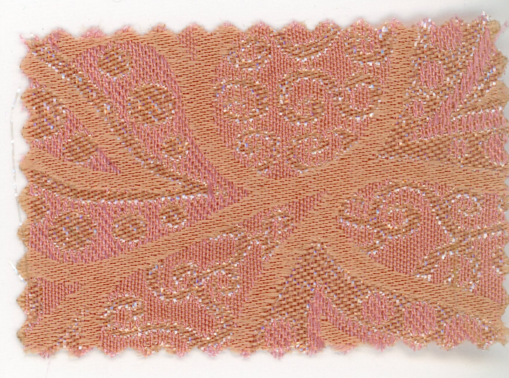 Zdjęcie przedstawia fragment różowego brokatu. Na tkaninie jest nieregularny wzór o innym odcieniu.Nagranie tożsame z treścią.
