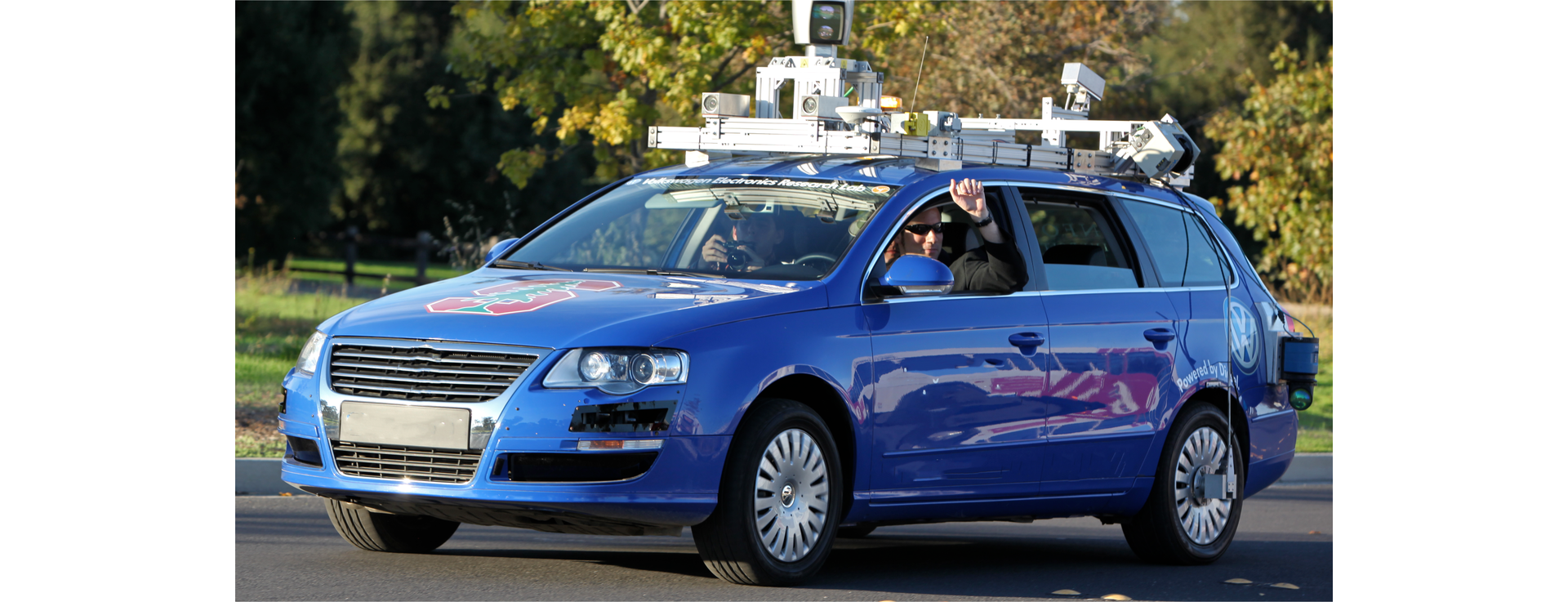 Zdjęcie przedstawia samochód typu kombi. Na dachu samochodu znajdują się specjalistyczne urządzenia.