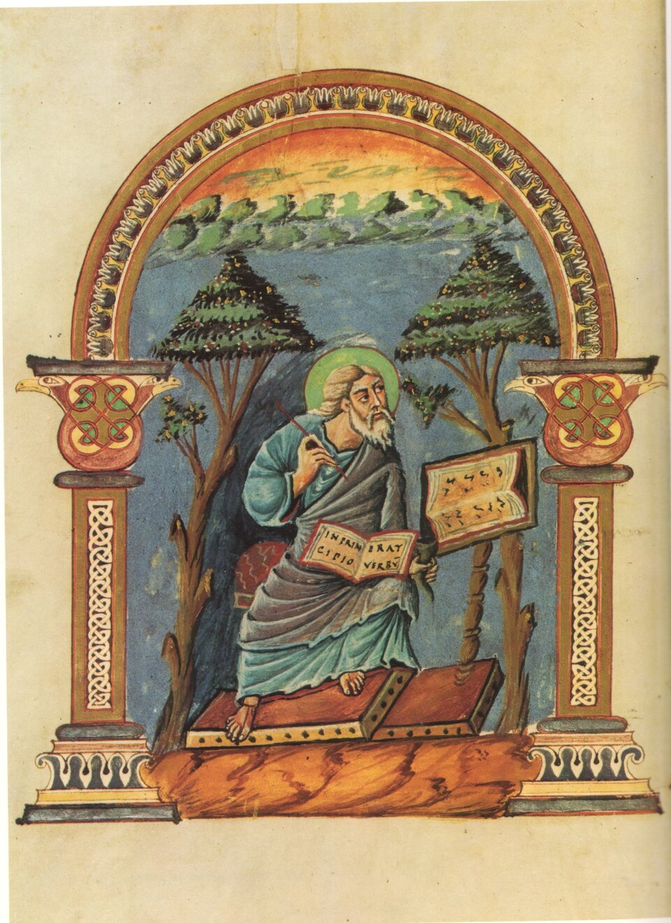 Mężczyzna z brodą w aureoli wznosi swoją głowę ku prawej stronie ilustracji. Odziany jest w szaty koloru niebieskiego i czarnego. Na kolanach trzyma księgę z tekstem napisanym po łacinie. Druga księga, po prawej stronie ilustracji, znajduje się na pulpicie. W prawej dłoni mężczyzna trzyma narzędzie pisarskie o długim rysie, prawdopodobnie pióro. Całość sceny przedstawiona jest w portalu o łuku pełnym, w tle drzewa i przedstawienia natury. Ilustracja pochodzi prawdopodobnie z manuskryptu średniowiecznego. 