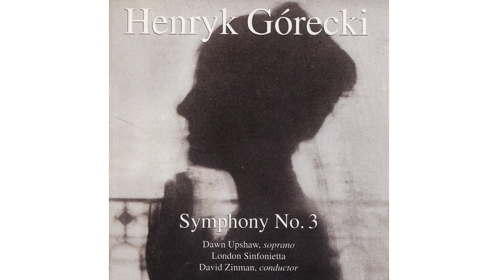 Ilustracja przedstawia: Okładka płyty „III Symfonii Symfonii pieśni żałosnych” Henryka Mikołaja Góreckiego. Na okładce umieszczony jest cień profilu kobiety, która ma ręce złożone do modlitwy. W górnej części ilustracji znajduuje się imię i nazwisko kompozytora, a w dolnej części tytuł płyty wraz z nazwami utworów, jakie są na niej nagrane.
