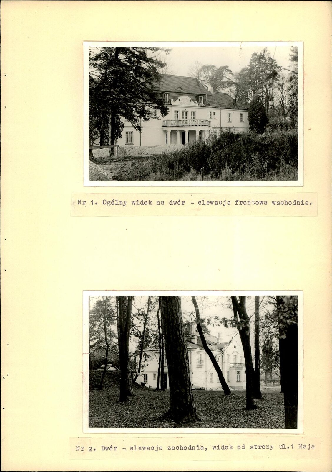 Zdjęcie przedstawia kartę inwentarzową z dwoma fotografiami. Pierwsza u góry, podpisana: Ogólny widok na dwór – elewacja frontowa wschodnia. Druga, poniżej, podpisana: Dwór – elewacja zachodnia, widok od strony ul. 1 Maja; Pierwsza fotografia przedstawia budynek dworu o jasnej elewacji z balkonem podtrzymywanym na kolumnach w centralnej części; skromna attyka powyżej balkonu częściowo przesłania dwuspadowy dach; dwór przesłonięty przez pagórek pośrodku oraz drzewo po prawej stronie; druga fotografia – widok na elewację po przeciwnej stronie dworku, przesłoniętą przez pojedyncze drzewa