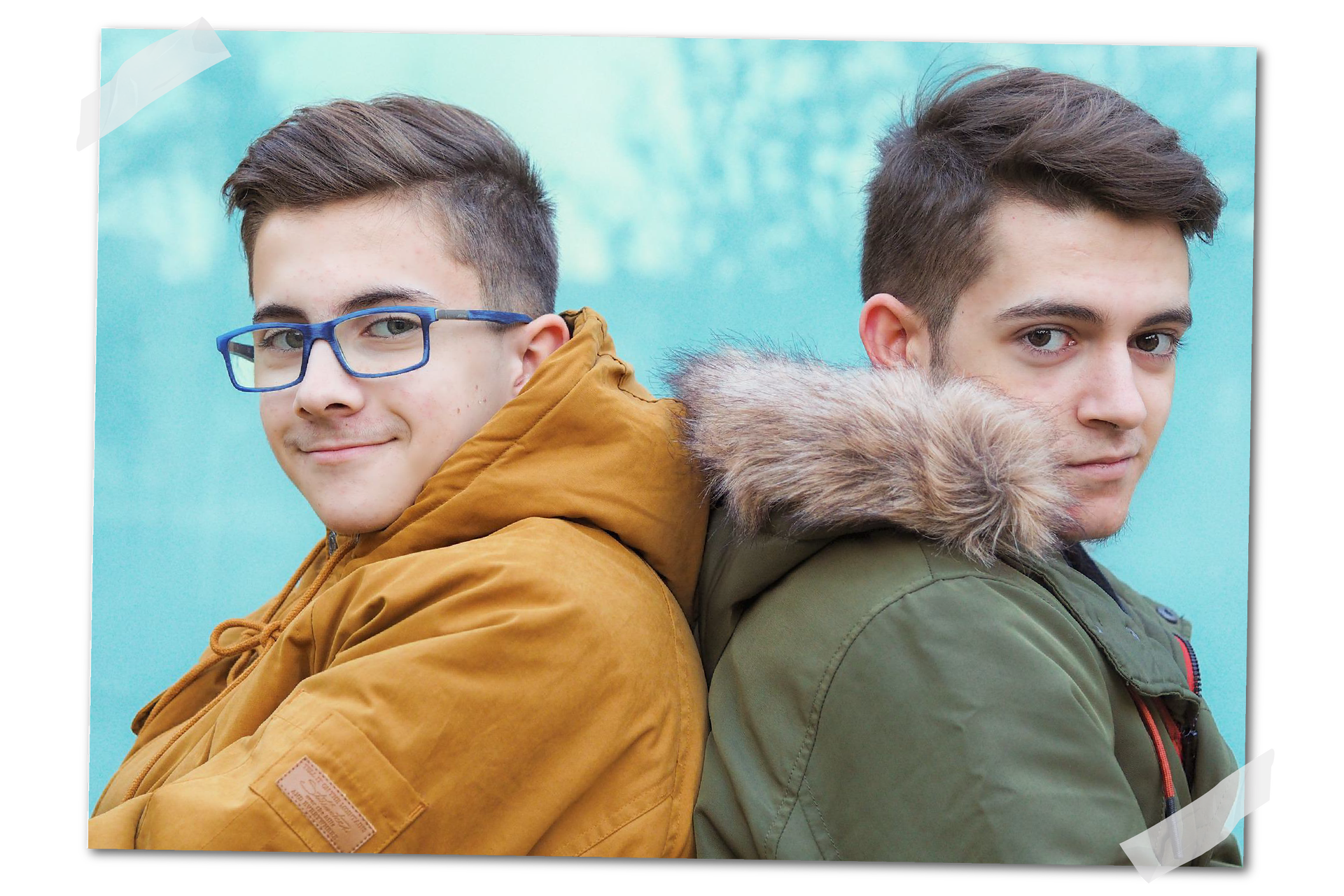 Zdjęcie przedstawia dwóch chłopców w kurtkach, opartych o siebie plecami.