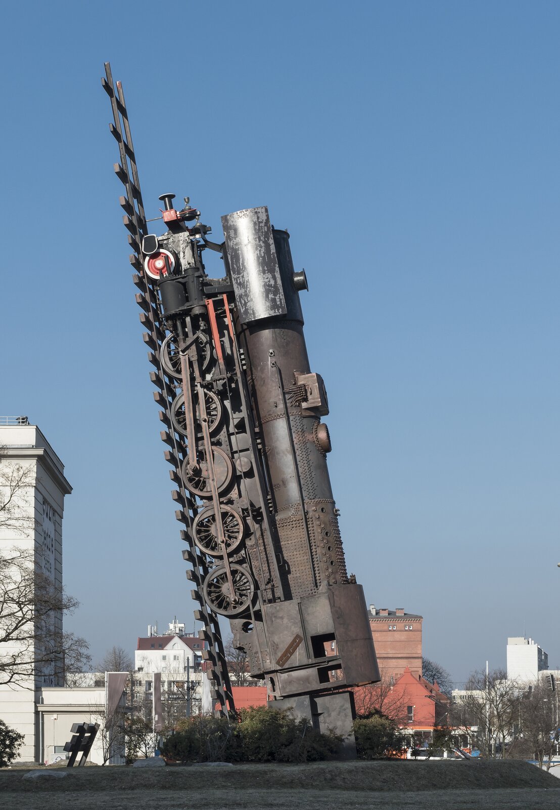Na zdjęciu zaprezentowany został na tle błękitnego nieba, stary metalowy pociąg, ustawiony został w taki sposób, że wygląda tak, jakby miał zostać wystrzelony wprost do nieba.