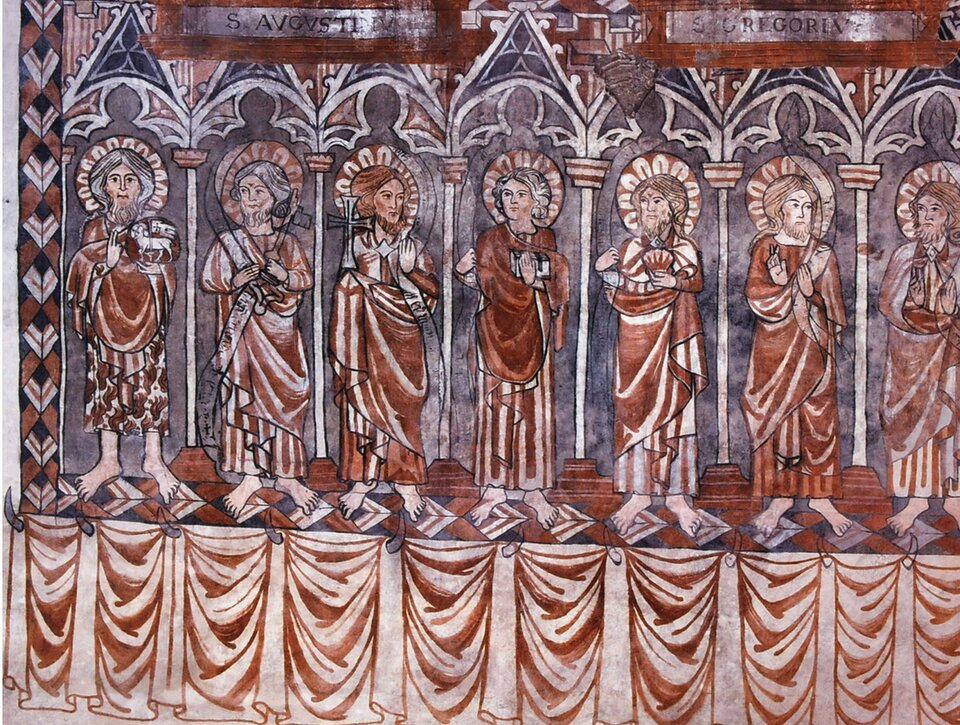 Ilustracja przedstawia malowidła z północnej ściany prezbiterium kościoła św. Tomasza w Nowym Mieście Lubawskim z XIV wieku. Dzieło ukazuje  siedem postaci świętych w czerwonych szatach umieszczonych w maswerkowych arkadach. Postacie są zwrócone w różnych kierunkach, sprawiają wrażenie dialogu. U dołu malowidła znajdują się na czerwonym tle białe płótna. 