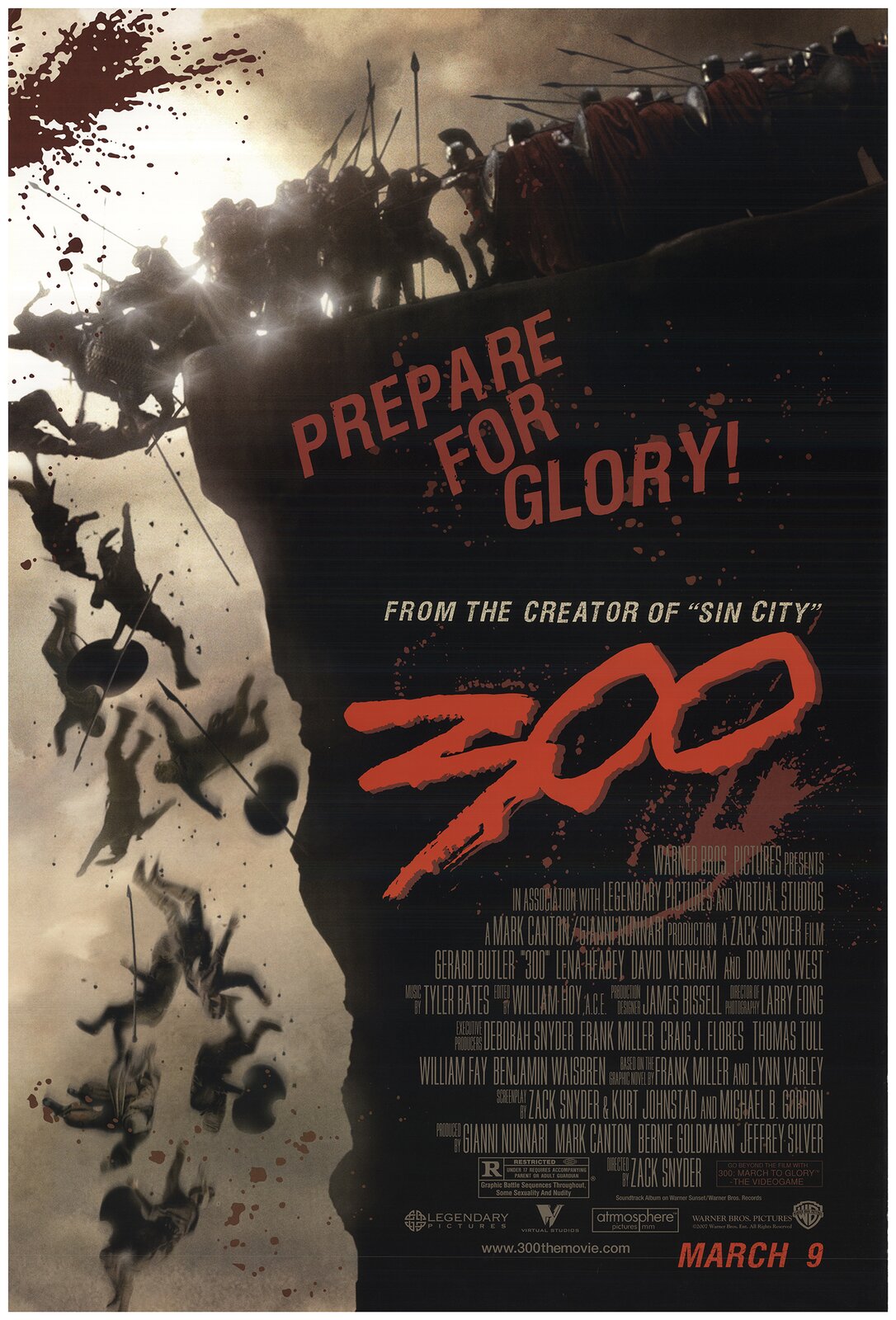 Ilustracja przedstawia plakat filmowy. Na plakacie znajduje się wysoka skała. Jest ona zacieniona tak, że wygląda na czarną. Skała stoi z prawej strony i jest wysoka prawie do samej górnej krawędzi plakatu. Na skale stoją dwie grupy żołnierzy z włóczniami i tarczami. Żołnierze z prawej strony stoją w zwartej grupie i mają na sobie czerwone peleryny. Napierają na grupę z lewej strony i spychają przeciwników ze skały. Część z nich jeszcze się opiera, a część uchwycono w locie w dół. Na plakacie znajdują się ciemnoczerwone plamy. Po prawej stronie, na tle skały, umieszczono tekst: „Prepare for glory! oraz „300”. Na dole umieszczono nazwiska aktorów oraz inne informacje.