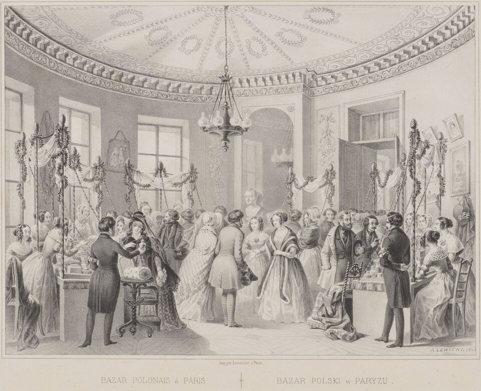 Ilustracja przedstawia okrągłe pomieszczenie z oknami. To sala. Pod ścianami stoją ozdobione stoiska z różnymi przedmiotami. Stanowiska ozdobione są materiałami i sznurami. Siedzą przy nich kobiety. Wszystkie ubrane są w pękate suknie, część z nich ma kapelusze na głowie. W pomieszczeniu znajdują się również elegancko ubrani mężczyźni. Maja na sobie fraki. Na ścianach sali widoczne są liczne obrazki i freski z motywem roślinnym. Z sufitu zwisa ozdobny żyrandol.  