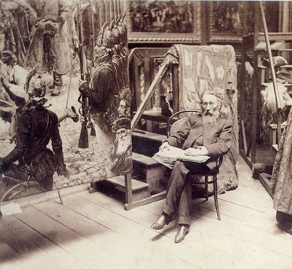 Ilustracja przedstawia wnętrze pracowni malarskiej Jana Matejki. W centrum wykonanego w sepii zdjęcia, ukazany jest siedzący na drewnianym krześle artysta z otwartą na kolanach księgą. Jest to starszy, siwiejący mężczyzna z brodą w ciemnym garniturze i ciemnych butach. Za malarzem stoją drewniane schodki z przewieszoną przez obręcz wzorzystą tkaniną. Po lewej stronie kadru znajduje się fragment obrazu z postaciami. Na ścianach pracowni wiszą inne dzieła w ozdobnych ramach.