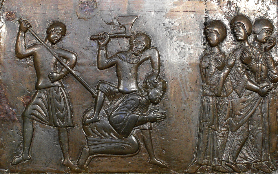 Ilustracja przedstawia scenę ścięcia toporem głowy mężczyźnie. Skazany klęczy, a nad nim stoi z toporem kat, trzymając go za włosy, obok niego drugi mężczyzna z włócznią. Zdarzeniu przyglądają się trzy postacie. 