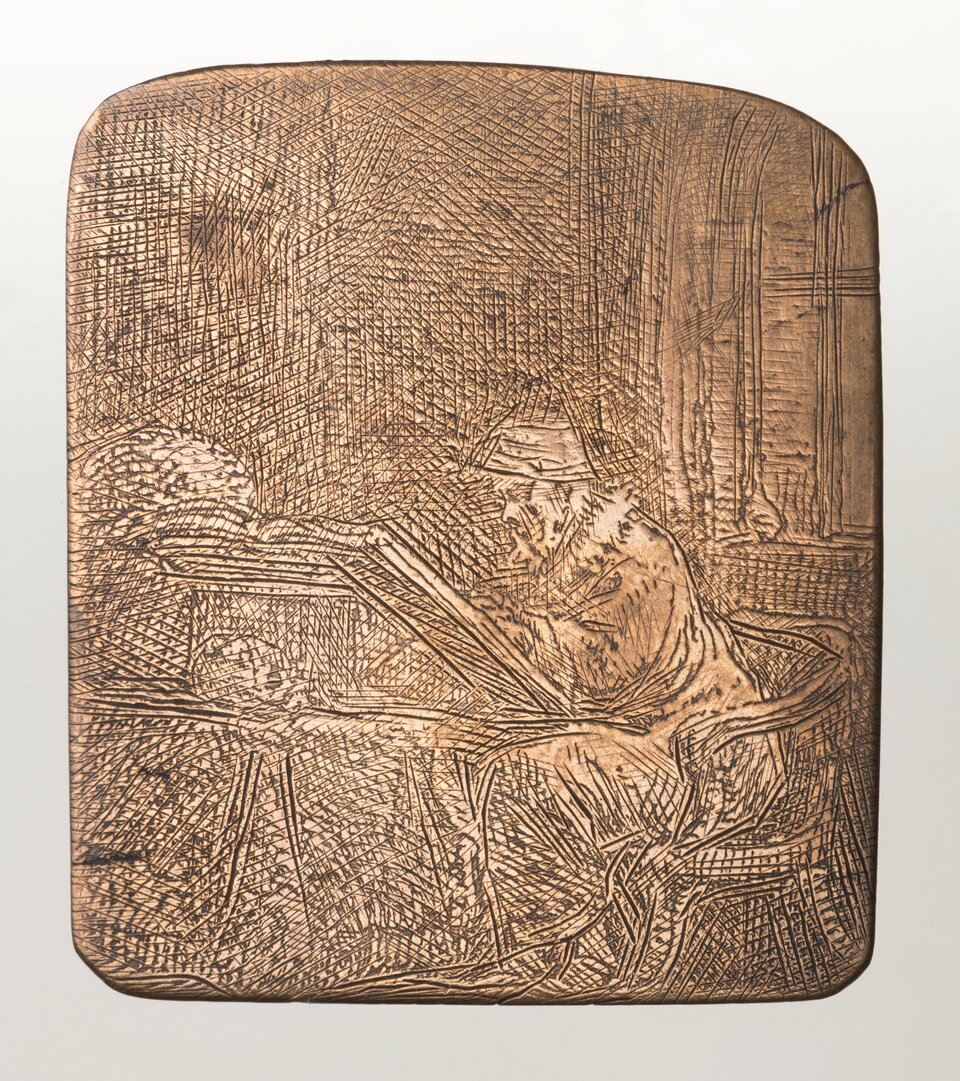 Rysunek przedstawia mężczyznę siedzącego w fotelu, który zapisuje coś w wielkiej księdze leżącej na wprost niego. Mężczyzna ubrany jest w długą szatę, na głowie ma kapelusz.