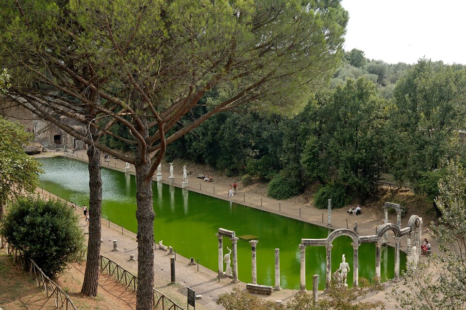 Basen Kanopos w Willi Hadriana - zbiornik wodny w kształcie długiego toru, na otwartym powietrzu, otoczony drzewami i ozdobami w postaci kamiennych kolumn i posągów. Woda w basenie ma kolor żywej zieleni.