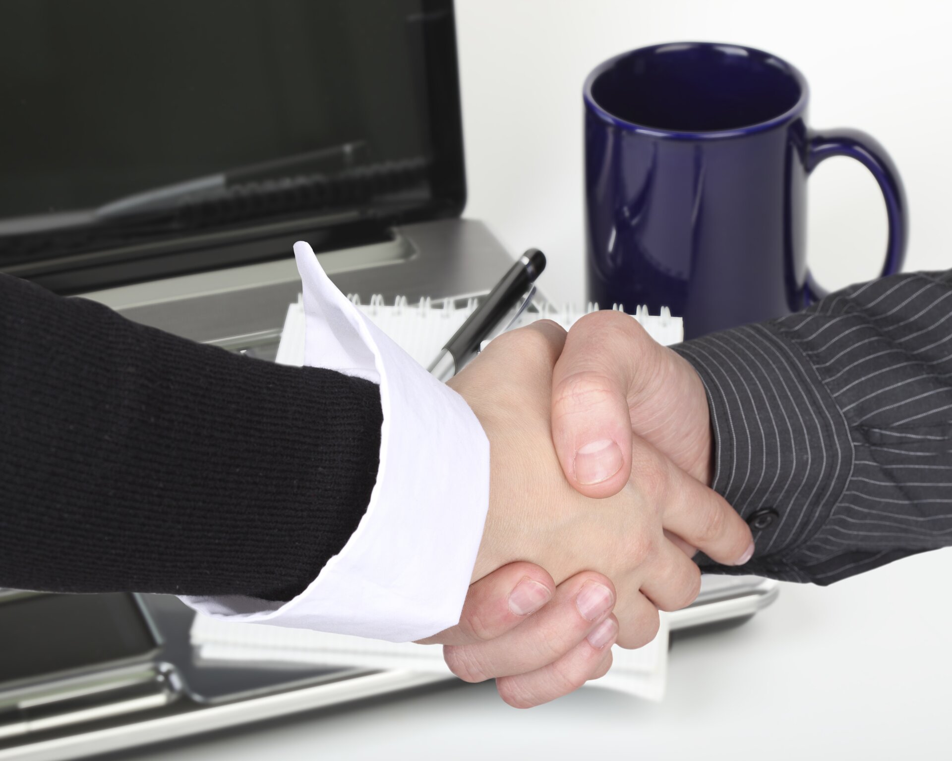 Podanie rąk na zgodę Źródło: pixabay, Podanie rąk na zgodę, licencja: CC 0.