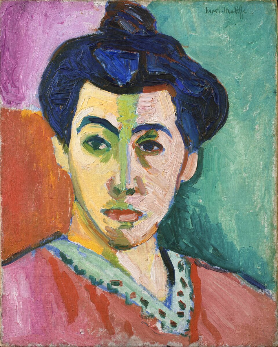 Ilustracja przedstawia obraz Henriego Matisse’a „Portret Pani Matisse” o kształcie pionowego prostokąta. Ukazuje popiersie kobiety ze smukłą twarzą i ciemnymi włosami upiętymi w kok.  Trójkątny dekolt z białą lamówką w grochy odsłania część szyi. Kobieta ma wyraziste, czarne brwi. Przez środek twarzy biegnie szeroka, zielona pręga. Postać jest obwiedziona wyrazistym konturem. Tło z lewej strony zostało podzielone na połowę – w górnej części jest różowe, w dolnej - czerwone. Prawa strona tła jest zielona. 