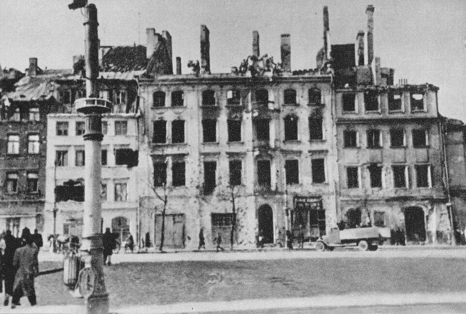 Zdjęcie przedstawia spalone, zniszczone kamienice.