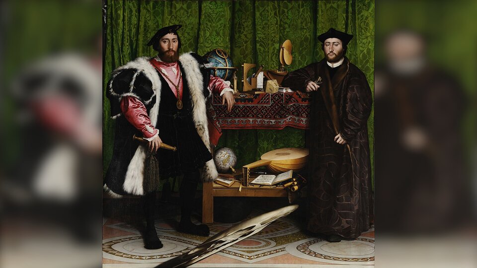 Obraz przedstawia dwóch mężczyzn w arystokratycznych strojach, stojących przy komodzie. Na komodzie stoją liczne przedmioty: globus, książki , instrumenty muzyczne.