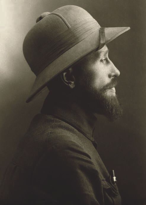 Zdjęcie przedstawiające Kazimierza Nowaka. To fotografia w sepii, z profilu. Mężczyzna ma na głowie kapelusz chroniący przed słońcem. Nosi wąsy i brodę.