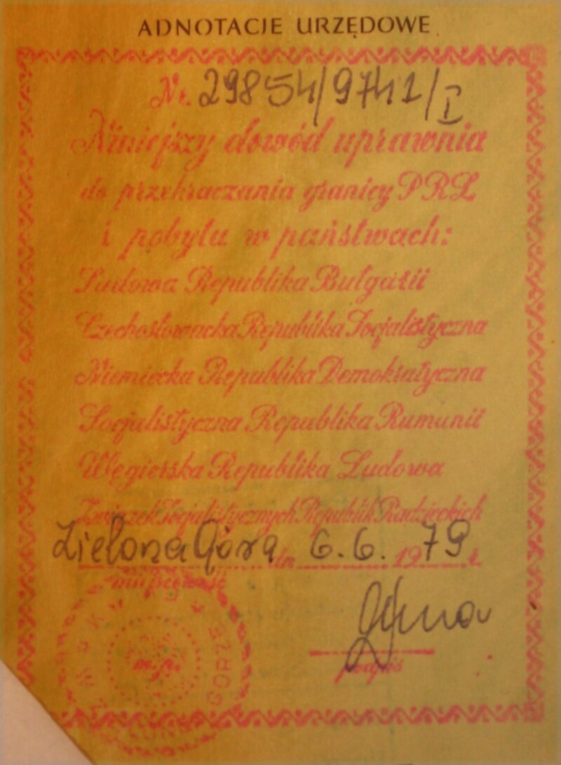 Na zdjęciu przedstawiono żółty dokument z nadrukiem czerwoną czcionką i odręcznie dopisanymi numerami, datą i podpisem. Dokument zatytułowany jest: Adnotacje urzędowe.Nr.29854/9741/ITreść: niniejszy dowód uprawnia do przekroczenia granicy PRL i pobytu w państwach: Ludowa Republika Bułgarii, Czechosłowacka Republika Socjalistyczna, Niemiecka Republika Demokratyczna, Socjalistyczna Republika Rumunii, Węgierska Republika Ludowa, Związek Socjalistycznych Republik Radzieckich. Podpisano: Zielona Góra, dnia. 6.6.1979 roku. Pieczątka i podpis.