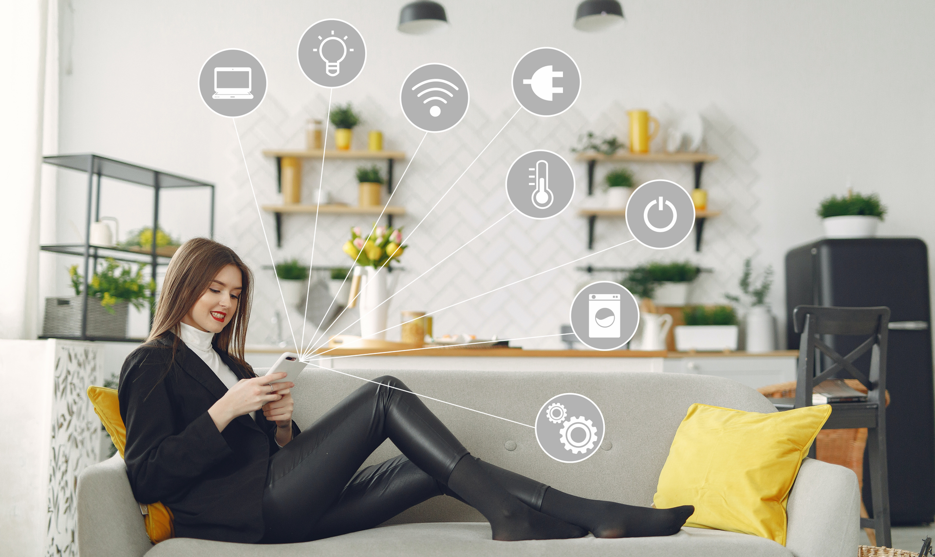 Zdjęcie przedstawia uśmiechniętą kobietę siedzącą na kanapie i wpatrzoną w telefon komórkowy. Od telefonu odchodzą kreski, na końcu który znajdują się grafiki przedstawiające: komputer, żarówkę, sieć wi‑fi, wtyczkę, termometr, znaczek "power", pralkę i tryby.