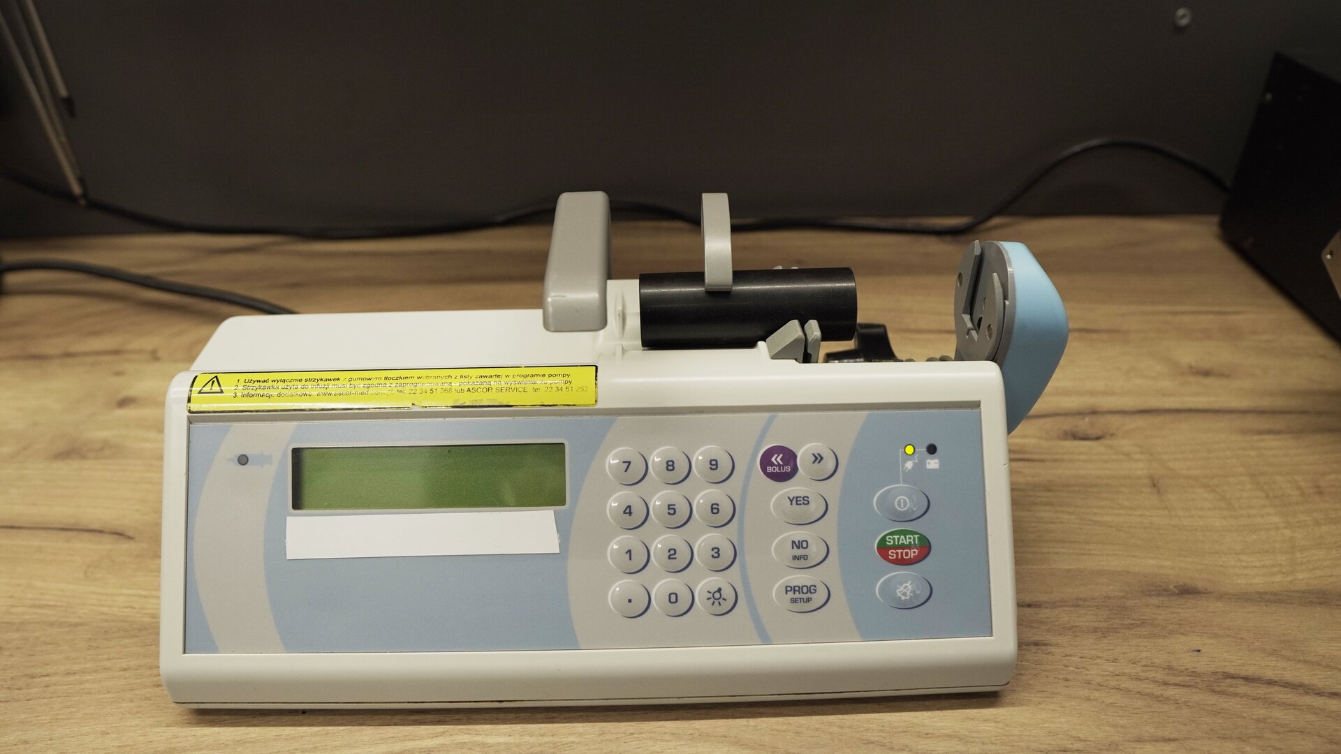 Na zdjęciu technik przeprowadza test docisku strzykawki pompy infuzyjnej. 