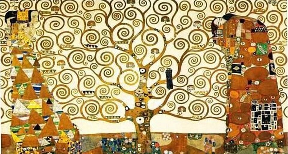 Obraz Gustava Klimta „Drzewo życia” przedstawia stylizowane drzewo o szeroko rozgałęzionej koronie, której gałęzie tworzą liczne spiralne wzory. Wśród nich znajdują się małe, geometrycznie przedstawione kwiaty i liście. Po lewej stronie kompozycji widać grupę stylizowanych trójkątnych form przypominających fragmenty budowli, a po prawej – postać o geometrycznie zdobionym stroju. Pień drzewa jest pokryty ornamentami i symbolami. Dominują kolory złoty, brązowy, biały, czarny i zielony. Tło jest jasne, dzięki czemu spiralne gałęzie i dekoracyjne elementy są wyraźnie widoczne. Ledwie dostrzegalne są postacie ludzi po prawej i lewej stronie.