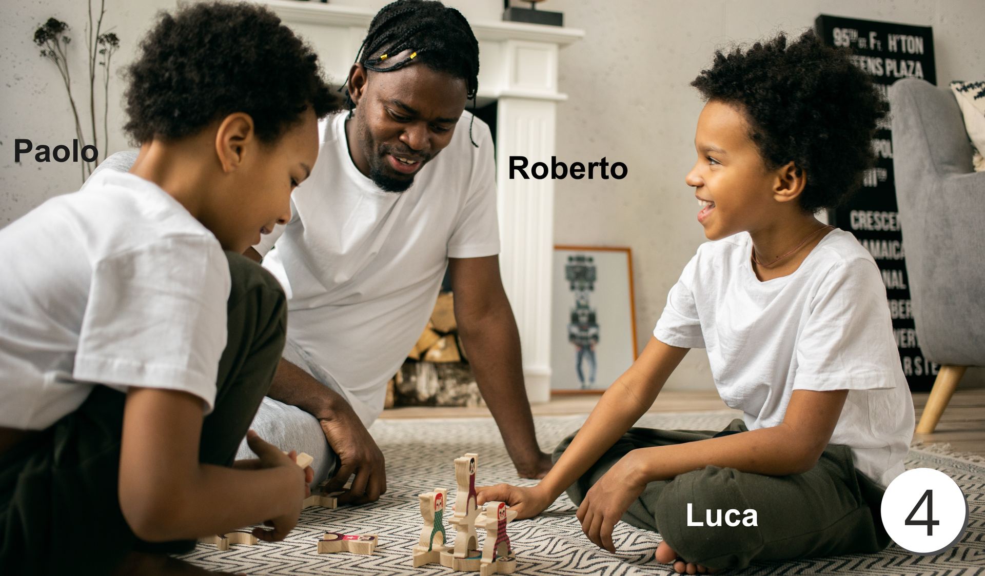 Zdjęcie przedstawia dwóch czarnoskórych chłopców i czarnoskórego mężczyznę siedzących na podłodze w salonie. Przy każdym z nich napis z imieniem: Paolo, Roberto, Luca.