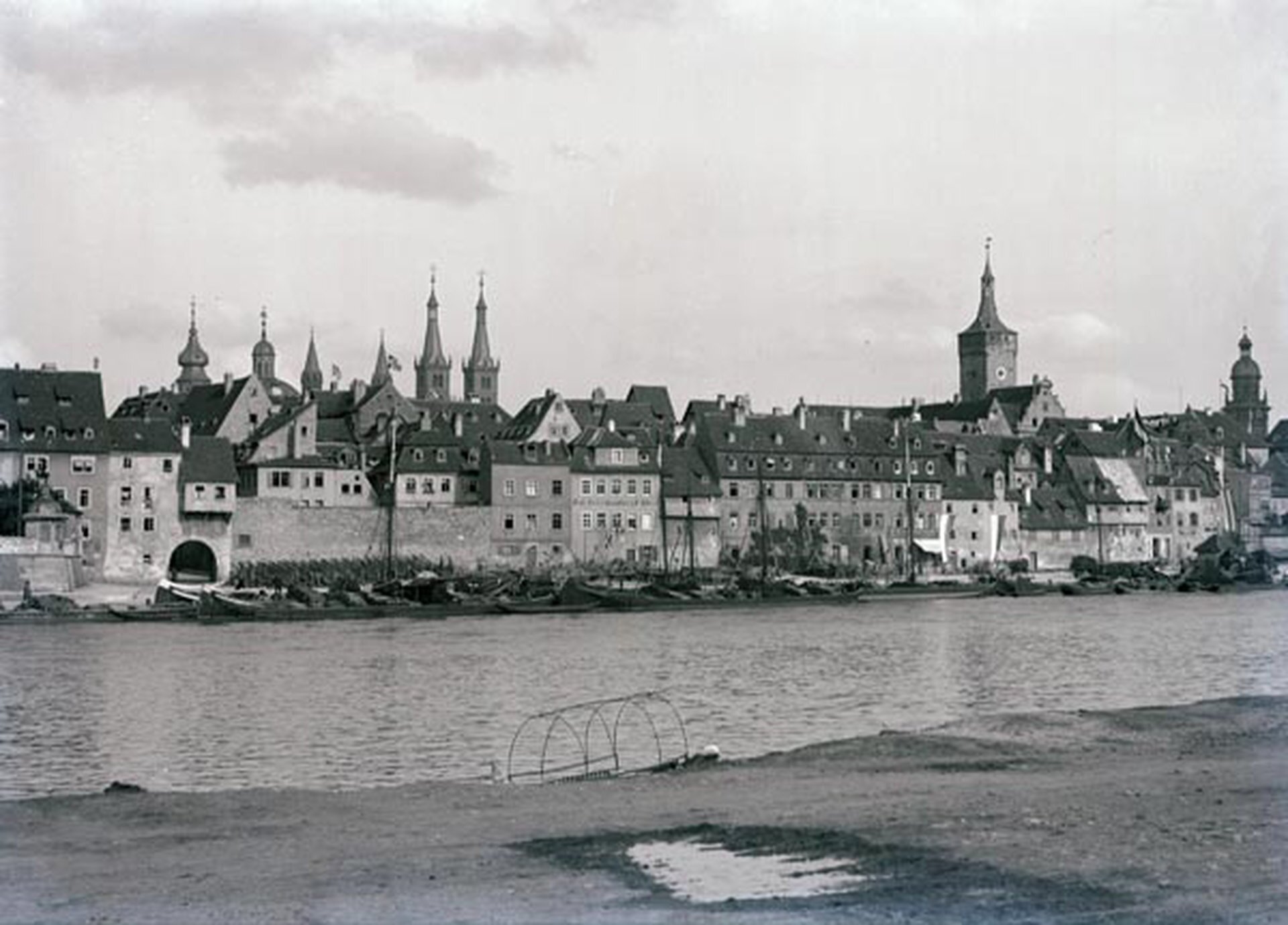 Rys. 2. Zdjęcie przedstawia rzekę znajdującą się na pierwszym planie. Za rzeką widać zabytkowe, stare kamienice i kościoły z wieżami.