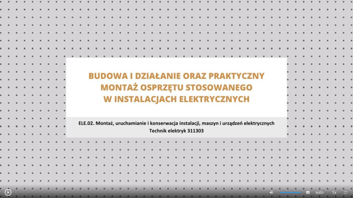 Ilustracja przedstawia wygląd ekranu odtwarzania filmu. Pośrodku ekranu znajduje się ramka z tytułem "Budowa i działanie oraz praktyczny montaż osprzętu stosowanego w instalacjach elektrycznych. W jego dolnej części znajdują się ikony z różnymi opcjami. W dolnym lewym rogu widać ikonę trójkąta w kółku. Jest to ikona włączania odtwarzania filmu. Kolejna ikona znajduje się dopiero w połowie ekranu dolnego paska. Jest to ikona megafonu. Obok niej widać niebieski pasek, który oznacza poziom głośności. Obok znajduje się ikona człowieka, od którego głowy odchodzą dwie fale. Umożliwia ona włączanie alternatywnej ścieżki dźwiękowej. Dalej znajduje się mały biały prostokąt z czarnymi paskami w jego dolnej części. Pozwala ona na włączenie napisów. Kolejna ikona to napis auto, która umożliwia wybranie jakości filmu. Obok niej widać ikonę jedynki z iksem. Po kliknięciu na nią można wybrać szybkość odtwarzania filmu. Ostatnia ikona to kreski tworzące kwadrat. Kreski te tworzą jedynie krawędzie kwadratu. Jest to opcja włączania trybu pełnoekranowego.
