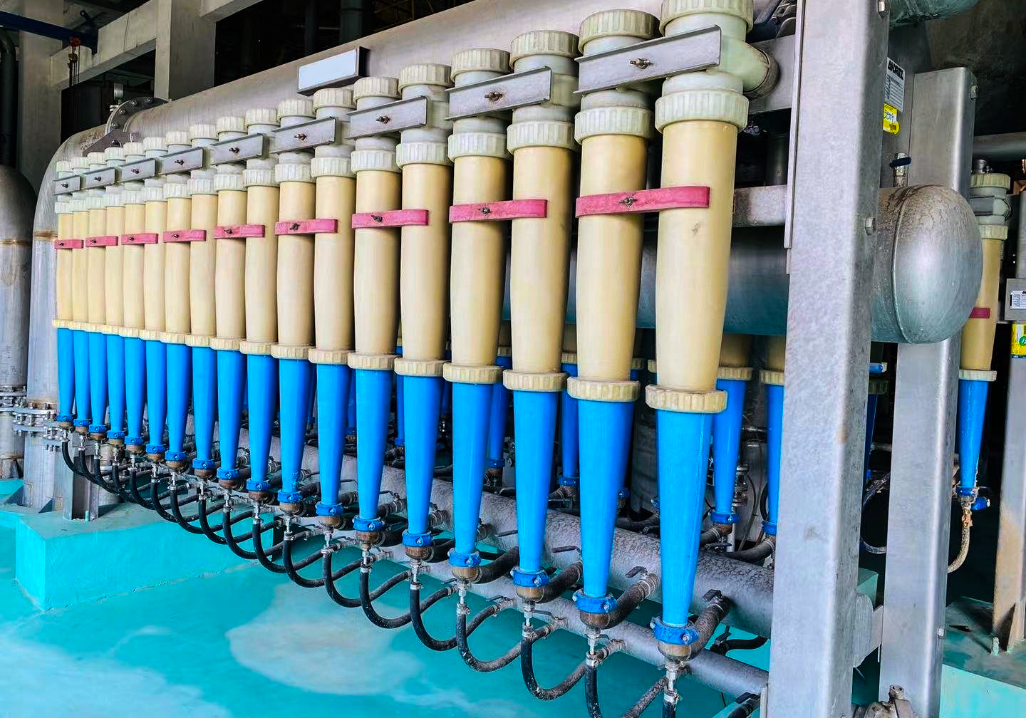 Na zdjęciu ukazano piaseczniki. Są to pojemniki w kształcie stożków zwężających się ku dołowi. Piaseczniki zawieszone są na metalowej konstrukcji; od każdego pojemnika odchodzi przewód.