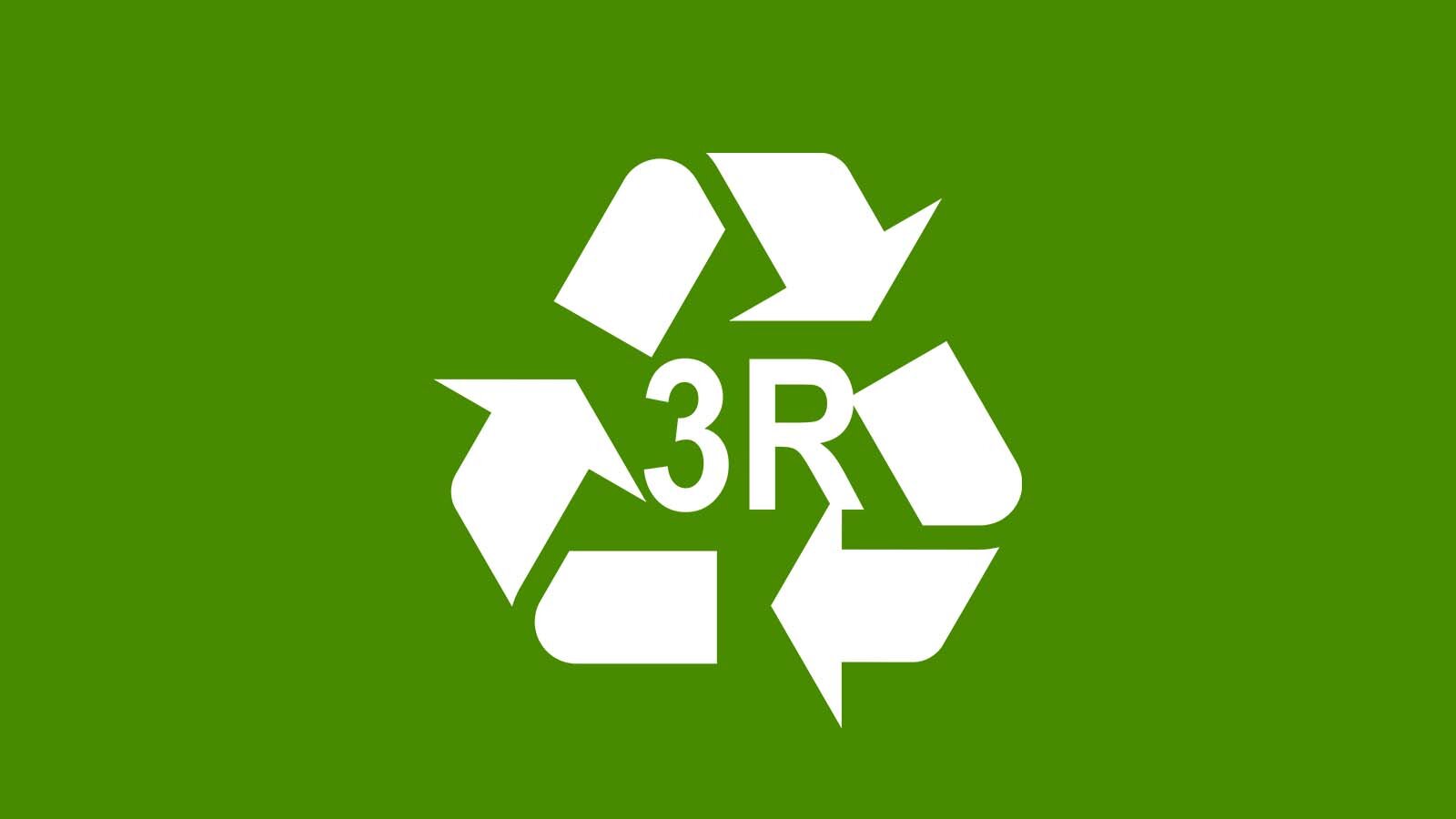 Grafika przedstawia znak ekologiczny, tzw. ekoznak, umieszczany na opakowaniach. Na zielonym tle widoczne są trzy zgięte, białe strzałki, układające się trójkąt. Pośrodku widoczne: biała cyfra 3 oraz biała, duża litera R, które oznaczają: Reduce, Reuse, Recycle.