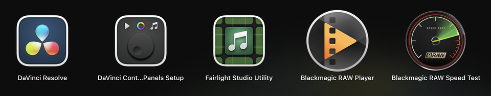 Ilustracja przedstawia pięć ikon na czarnym tle. Od lewej są one zatytułowane następująco: DaVinci Resolve, DaVinci Panels Setup, Fairlight Studio Utility, Blackmagic RAW Player, Blackmagic RAW Speed Test. 