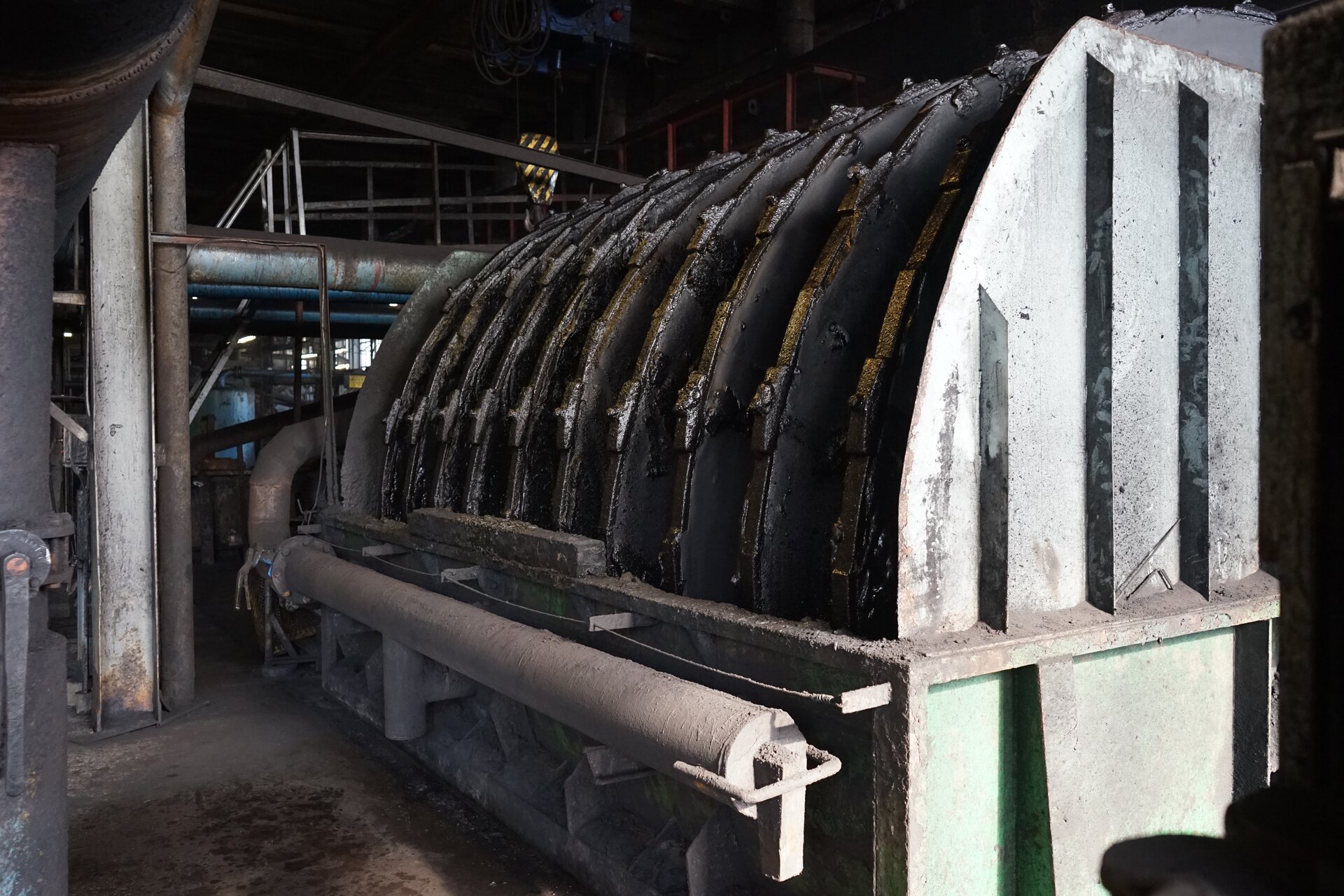 Zdjęcie przedstawia filtr próżniowy. Składa się on z kilku tarcz rozmieszczonych pionowo jedna za drugą w komorze, sięgającej do około połowy średnicy tarcz.