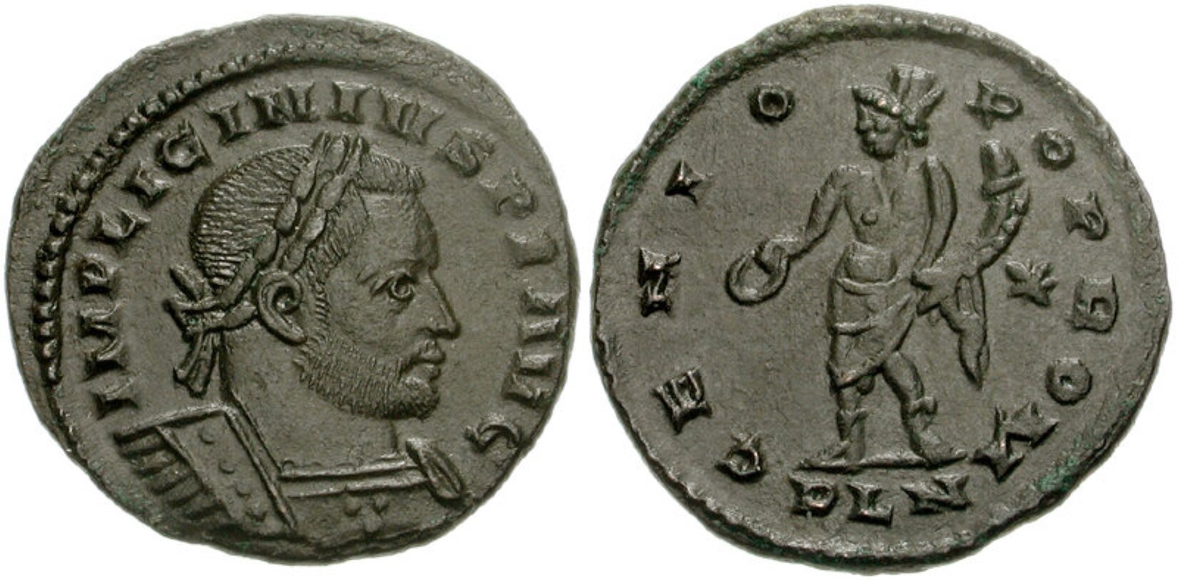 Fotografia przedstawia monetę z IV w. n. e. z widokiem na awers i rewers. Awers monety przedstawia postać Licyniusza, który został sportretowany jako mężczyzna w średnim wieku o krótkich włosach i średniej długości zaroście. Mężczyzna widoczny jest z profilu. Ubrany jest w zbroję, na jego głowie widoczna jest opaska zawiązana z tyłu głowy. Rewers monety obrazuje osobę młodej kobiety stojącej w lekkim rozkroku na płaskiej powierzchni. Kobieta ubrana jest w tunikę sięgającą do kolan. W jednej dłoni trzyma krążek, a w drugiej długi przedmiot. Kobieta ma włosy zaczesane w kok, spogląda w ziemię. Na monecie znajdują się łacińskie inskrypcje.