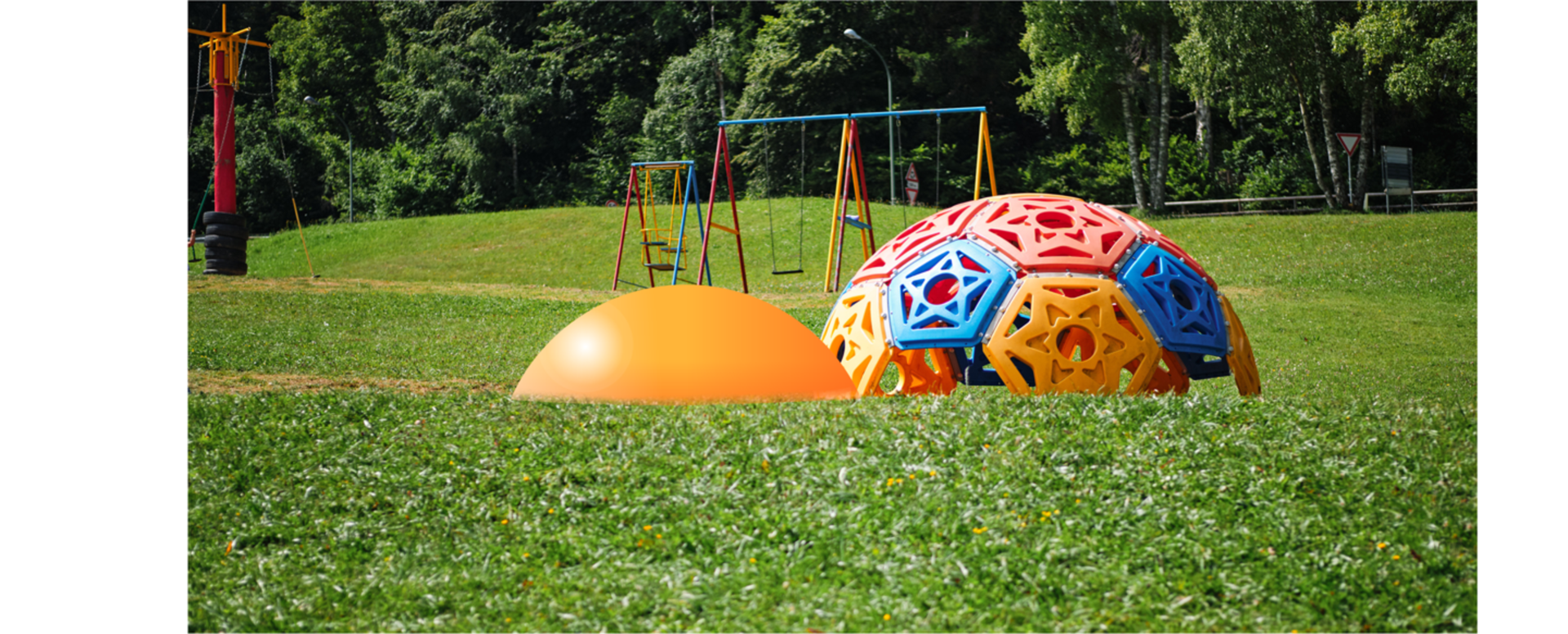 Ilustracja przedstawia plac zabaw w parku gdzie do stworzenia paru obiektów użyto kształtu kuli.