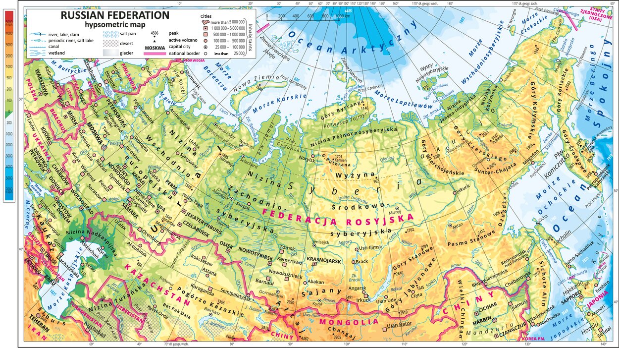 Ilustracja przedstawia mapę hipsometryczną Federacji Rosyjskiej. W obrębie lądów występują obszary o różnorodnym ukształtowaniu terenu, które otaczają morza.  Na mapie opisano nazwy półwyspów, wysp, nizin, wyżyn i pasm górskich, mórz, zatok, rzek i jezior. Oznaczono i opisano główne miasta. Oznaczono kropkami i opisano szczyty górskie. Trójkątami oznaczono czynne wulkany i podano ich wysokości.  Oznaczono solniska, wykropkowano pustynie głównie w Kazachstanie,  gradientem oznaczono lodowce występujące na północy mapy.  Wstążką oznaczono granice państw.  Opisano państwa sąsiadujące z Federacją Rosyjską. Mapa pokryta jest równoleżnikami i południkami. Dookoła mapy w ramce opisano współrzędne geograficzne co dziesięć stopni. W legendzie umieszczono i opisano znaki użyte na mapie.