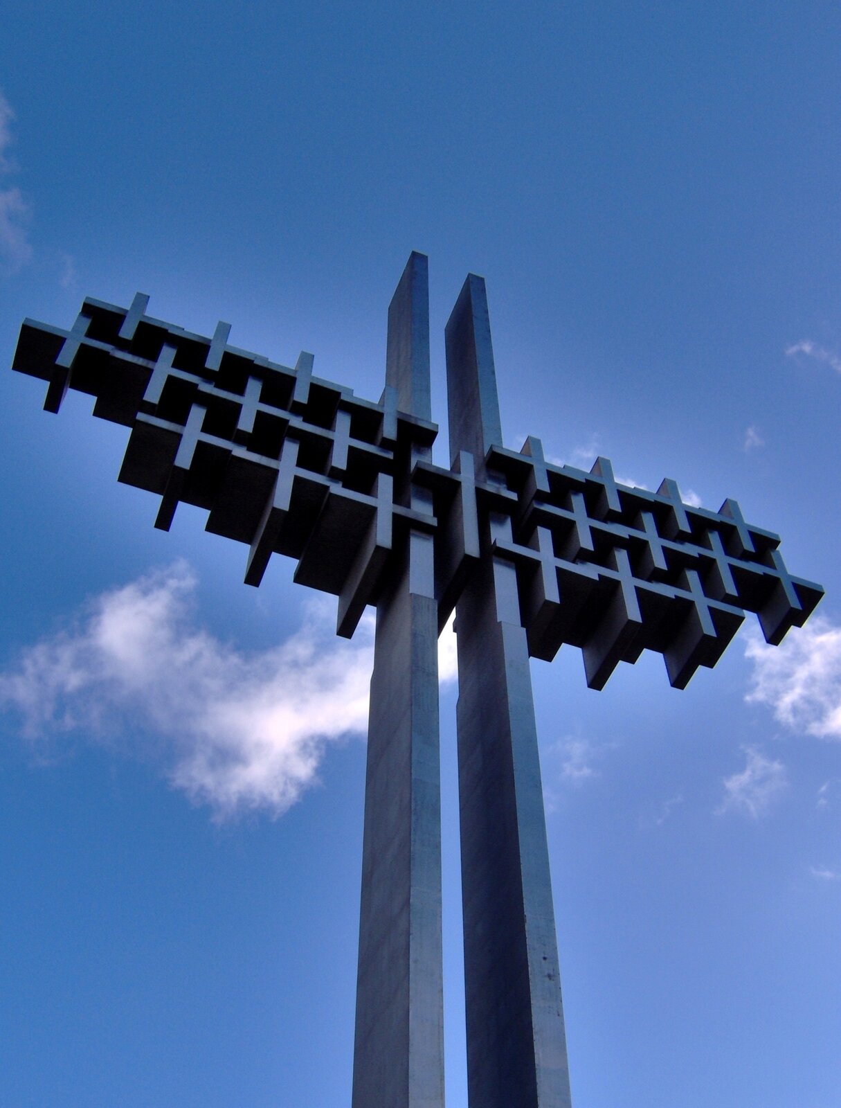 Fotografia barwna przedstawiająca Pomnik Ofiar Zbrojnych w Gdyni z grudnia 1970 roku