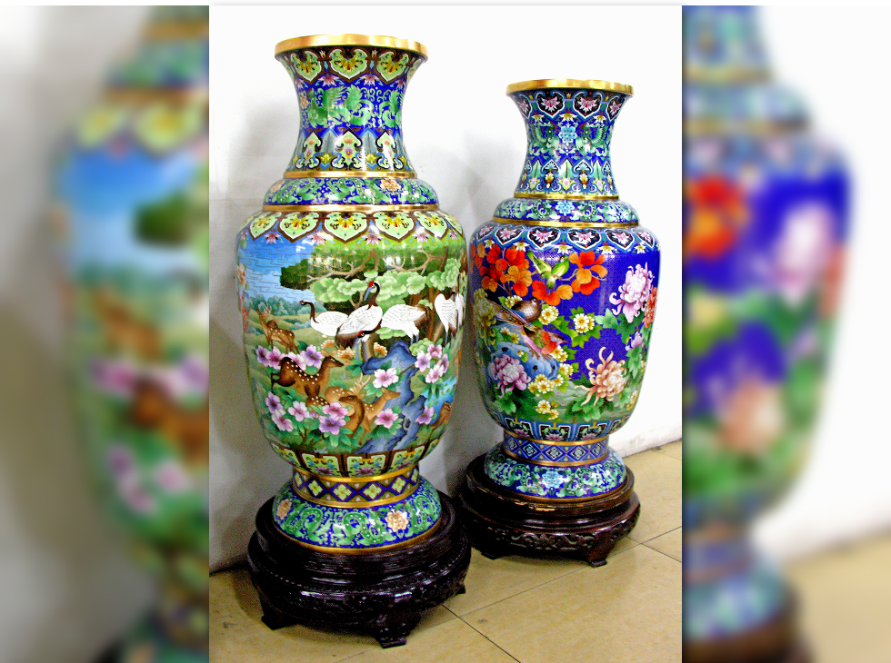 Ilustracja przedstawia duże kolorowe, porcelanowe wazony sprzedawane w Pekinie.