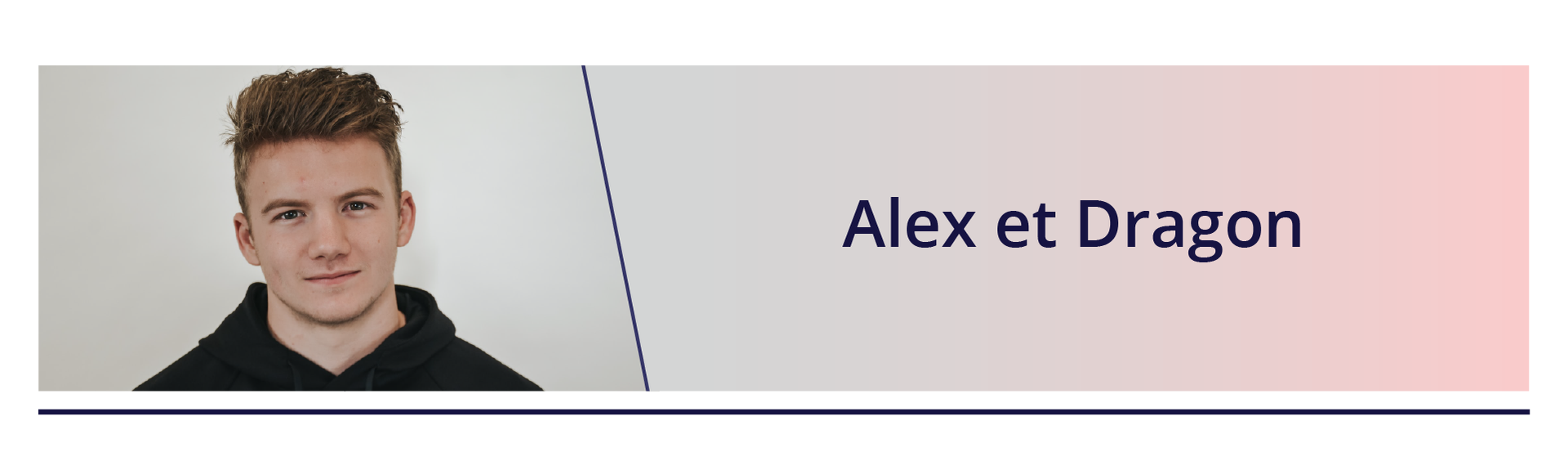 Zdjęcie przedstawia nastolatka w czarnej, sportowej bluzie z kapturem. Chłopak ma dłuższe włosy zaczesane do tyłu. Obok niego znajduje się napis: Alex et Dragon. 