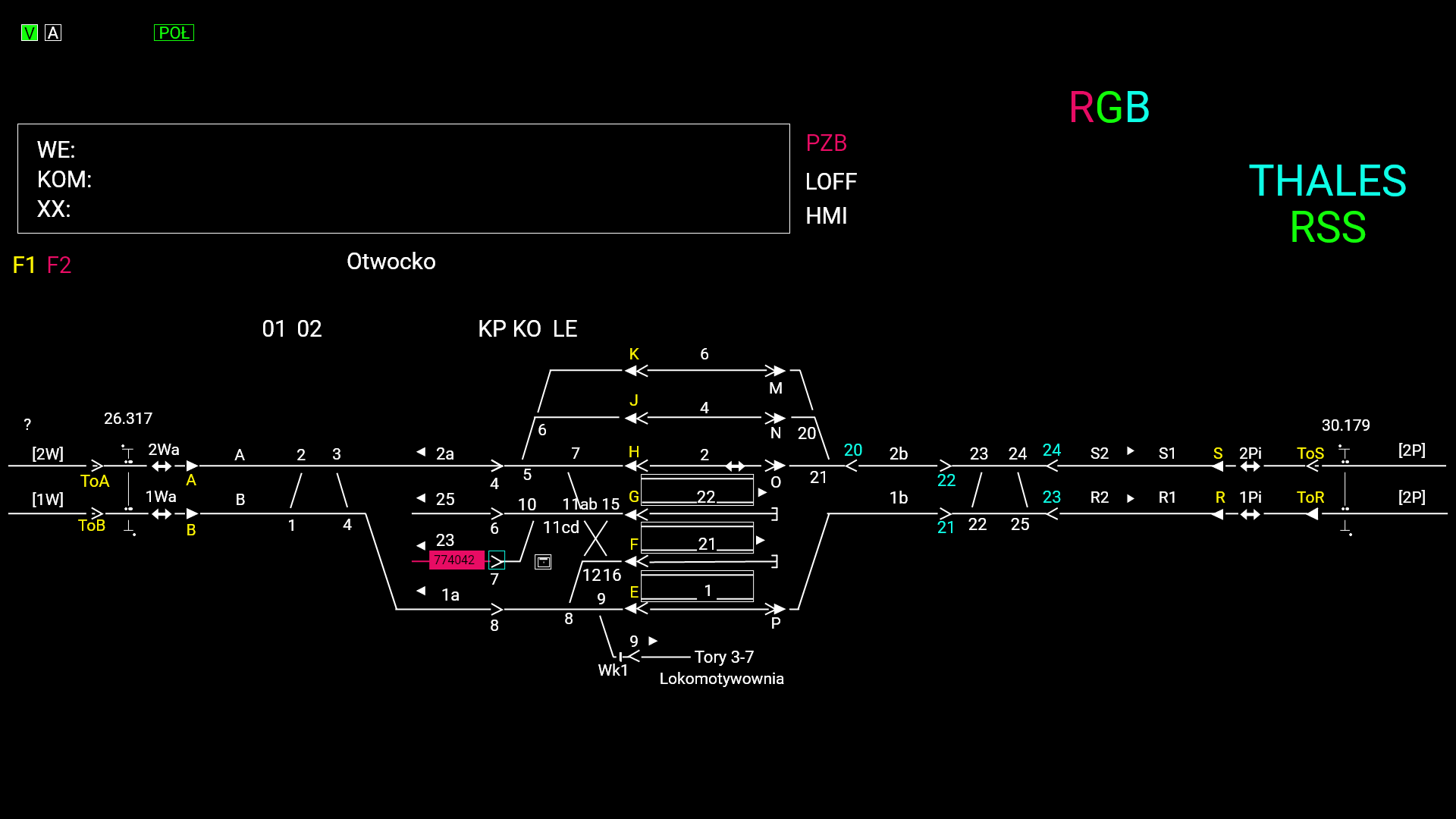 Ilustracja przedstawia schemat z filmu pod tytułem schemat sterowania el ce es. Schemat przedstawia wydzielony odcinek linii kolejowej. W lewym górnym rogu znajduje się ramka w której widnieją skróty Wu E, KOM, X X. Po prawej stronie tabelki widnieją skróty Pe Zet Be, LOFF, HA em I. Na środku ekranu znajduje się schemat wydzielonego odcinka, po lewej stronie widoczne są dwie linie torów, na środku rozdzielają się one na sześć linii, a na końcu znów schodzą się do dwóch linii kolejowych. Poszczególne odcinki torów są oznaczone symbolami liczbowymi i liczbowo‑literowymi. Semafory oznaczone są literami.