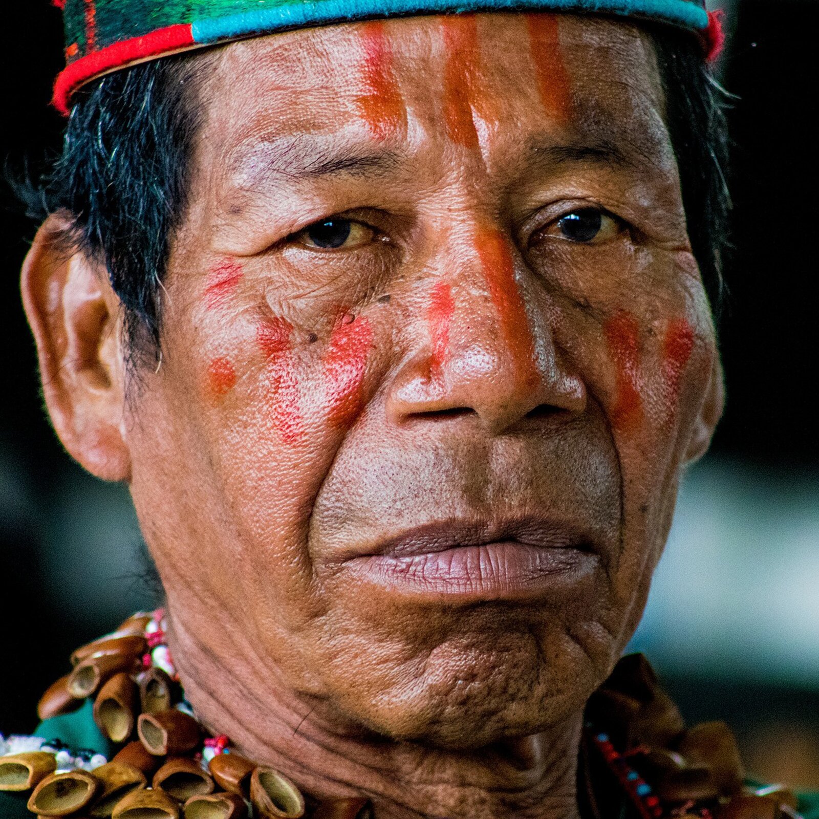 Zdjęcie przedstawia rdzennego mieszkańca - autochtona.