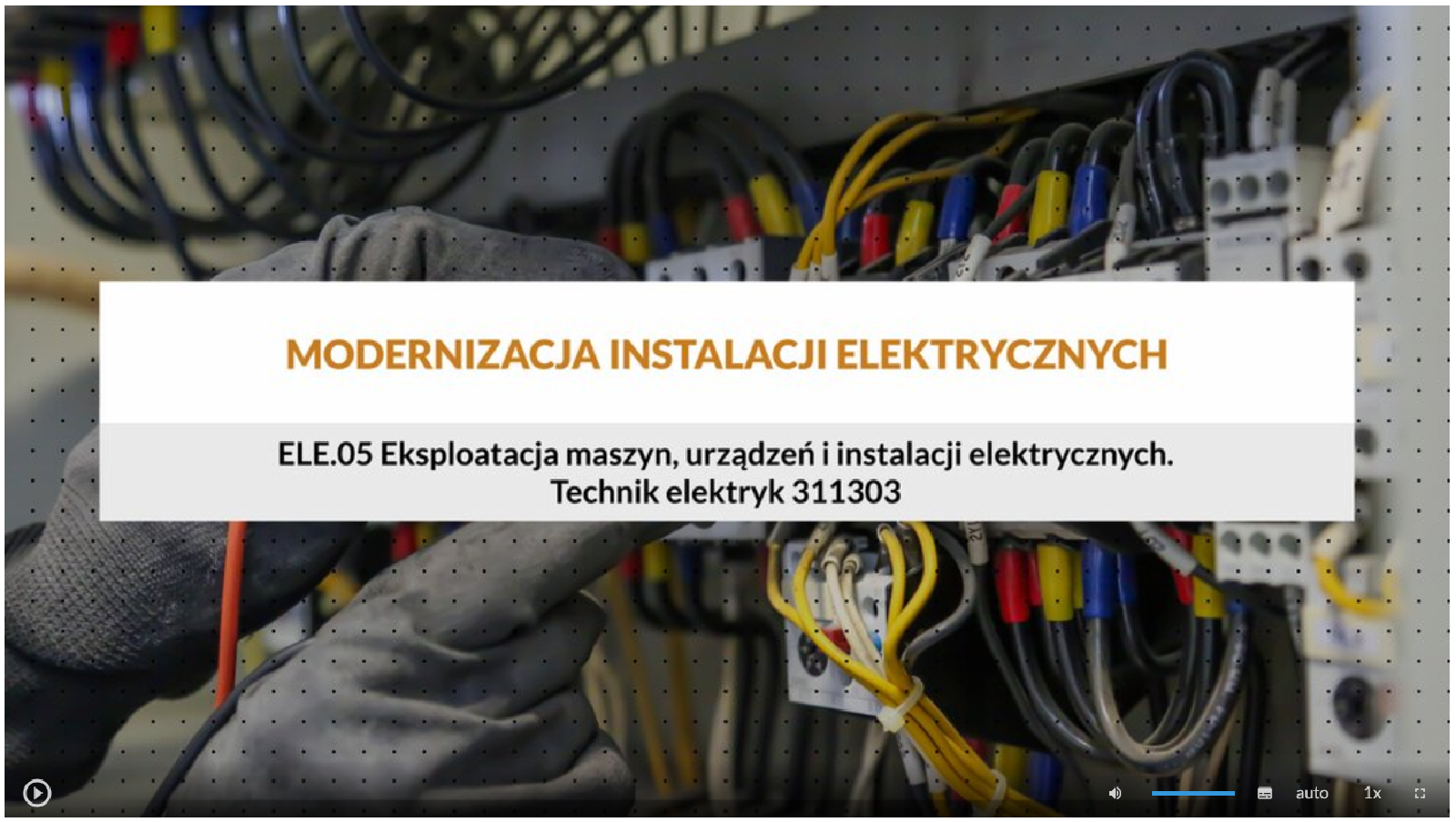Ilustracja przedstawia ekran startowy filmu. Na środku ekranu znajduje się prostokątna plansza z tytułem filmu: Modernizacja instalacji elektrycznych, niżej napis: E el e kropka zero pięć Eksploatacja maszyn, urządzeń i instalacji elektrycznych - Technik elektryk 311303. W tle znajduje się zdjęcie startowe filmu - Instalacja elektryczna z wieloma włącznikami. Na dole znajduje się pasek odtwarzania. Na pasku znajdują się ikony z różnymi opcjami. W dolnym lewym rogu widać ikonę trójkąta w kółku. Jest to ikona włączania odtwarzania filmu. Kolejna ikona znajduje się dopiero w połowie ekranu dolnego paska. Jest to ikona megafonu. Obok niej widać niebieski pasek, który oznacza poziom głośności. Obok znajduje się ikona człowieka, od którego głowy odchodzą dwie fale. Umożliwia ona włączanie alternatywnej ścieżki dźwiękowej. Dalej znajduje się mały biały prostokąt z czarnymi paskami w jego dolnej części. Pozwala ona na włączenie napisów. Kolejna ikona to napis auto, która umożliwia wybranie jakości filmu. Obok niej widać ikonę jedynki z iksem. Po kliknięciu na nią można wybrać szybkość odtwarzania filmu. Ostatnia ikona to kreski tworzące kwadrat. Kreski te tworzą jedynie krawędzie kwadratu. Jest to opcja włączania trybu pełnoekranowego.