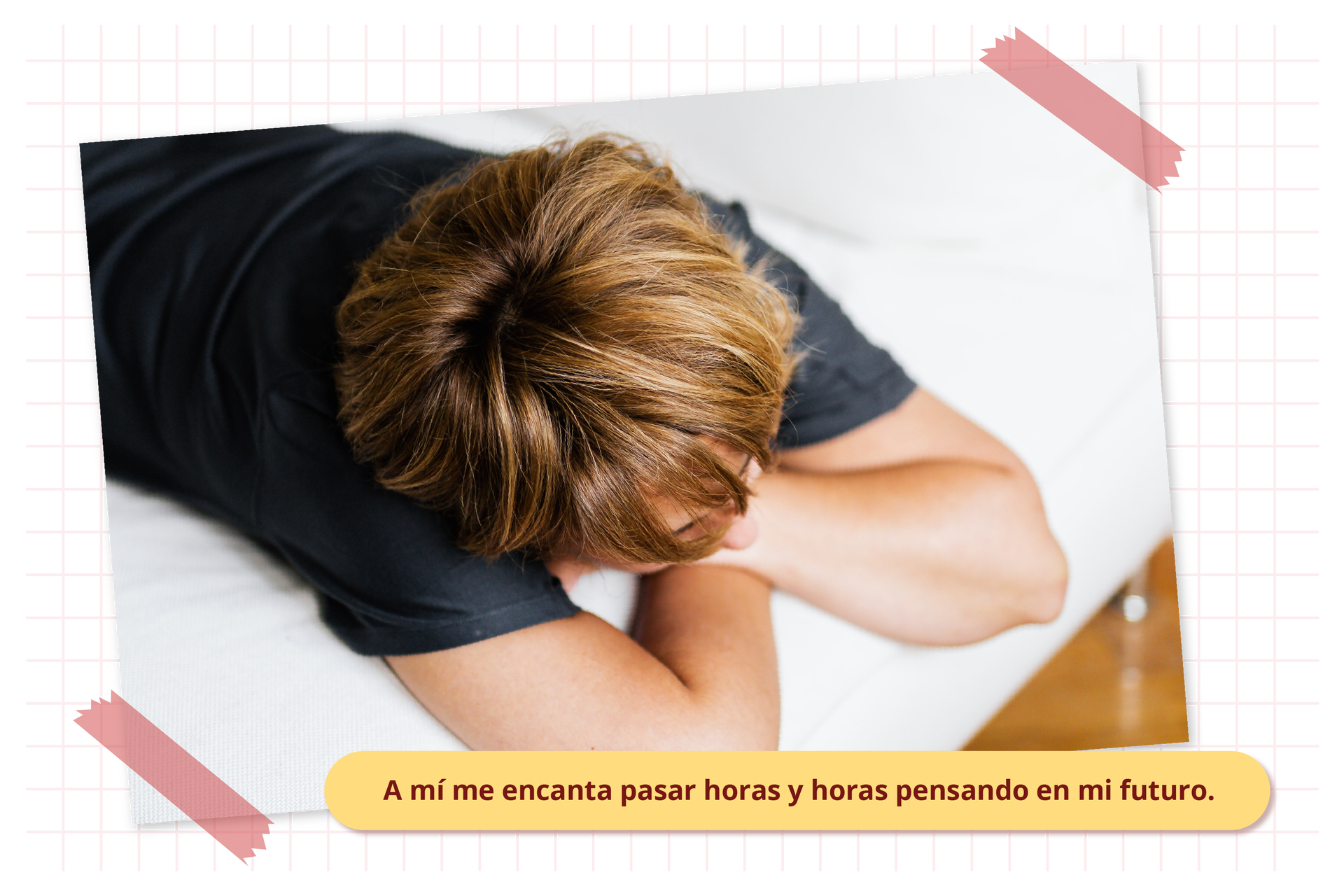 Na obrazku chłopiec leżący na łóżku. Podpis: A mí me encanta pasar horas y horas pensando en mi futuro.
