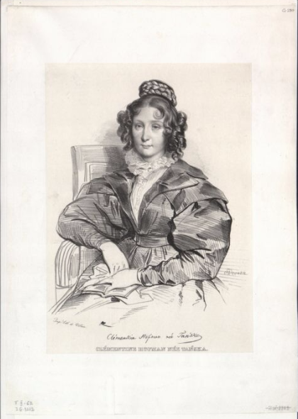 Rysunek przedstawia kobietę siedzącą na krześle.  Ma  włosy upięte w kok, spod którego wystają kręcone włosy. Grzywka opada na czoło z dwóch stron. Jest ubrana w bluzkę z koronkowym kołnierzem pod szyją,  żakiet z bufiastymi rękawami i spięty paskiem oraz rozkloszowaną spódnicę. Kobieta trzyma ręce na książce, która leży na kolanach.  Postać jest przedstawiona do pasa. Kontury na dole są rozmyte.  Pod portretem jest umieszczony podpis. 