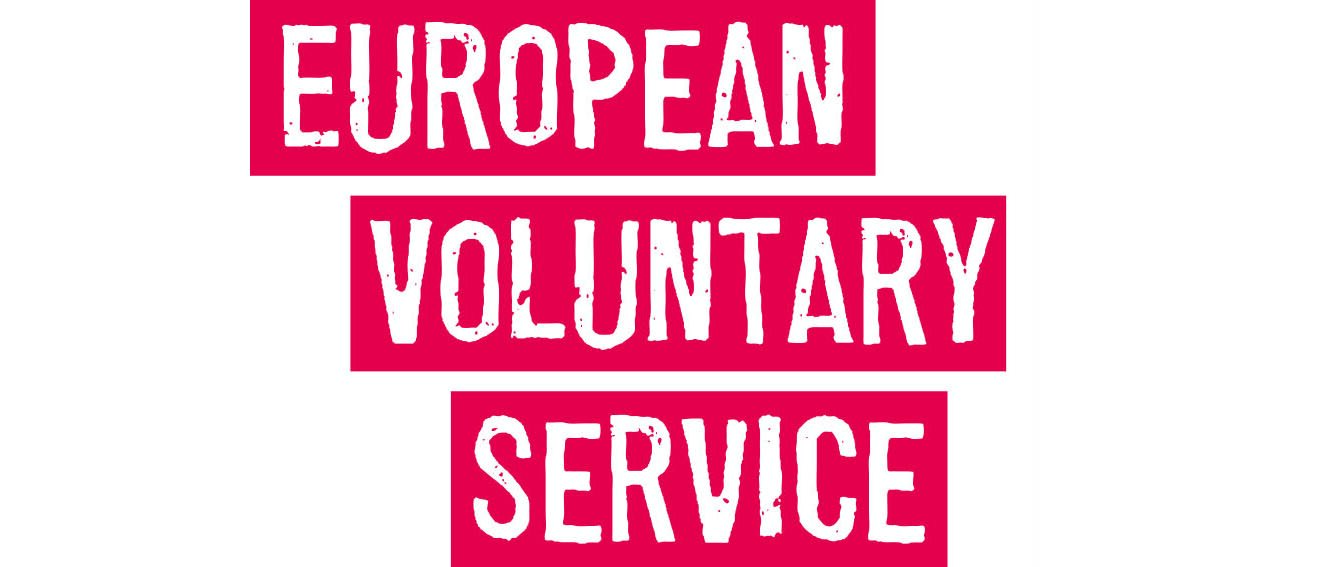 Grafika przedstawia napis "European Voluntary Service" umieszczony na tle w kolorze ciemnego różu.