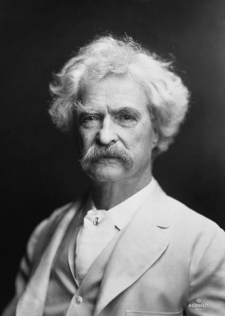 Portret Marka Twaina Źródło: A.F. Bradley, Portret Marka Twaina, 1907, fotografia, domena publiczna.
