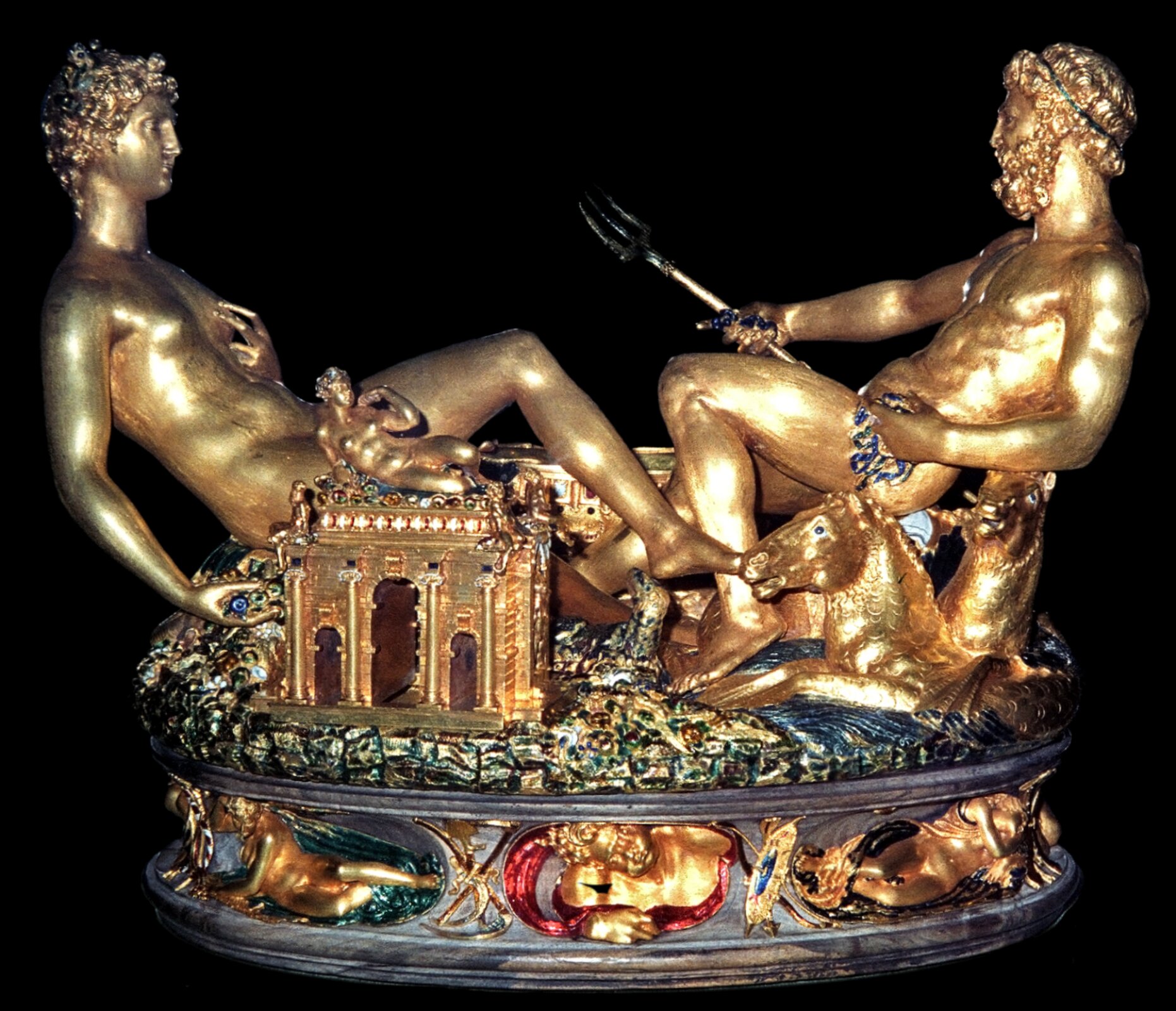 Ilustracja przedstawia rzeźbę Benvenuta Celliniego, „Solniczka Franciszka I”. Ukazuje dwie złote postacie siedzące naprzeciw sienie. Postać po prawej to Neptun, trzyma w ręku trójząb. Postacie odchylają się do tyłu. Siedzą na dekoracyjnej solniczce. Dzieło przedstawia dwie postaci siedzące naprzeciwko siebie.