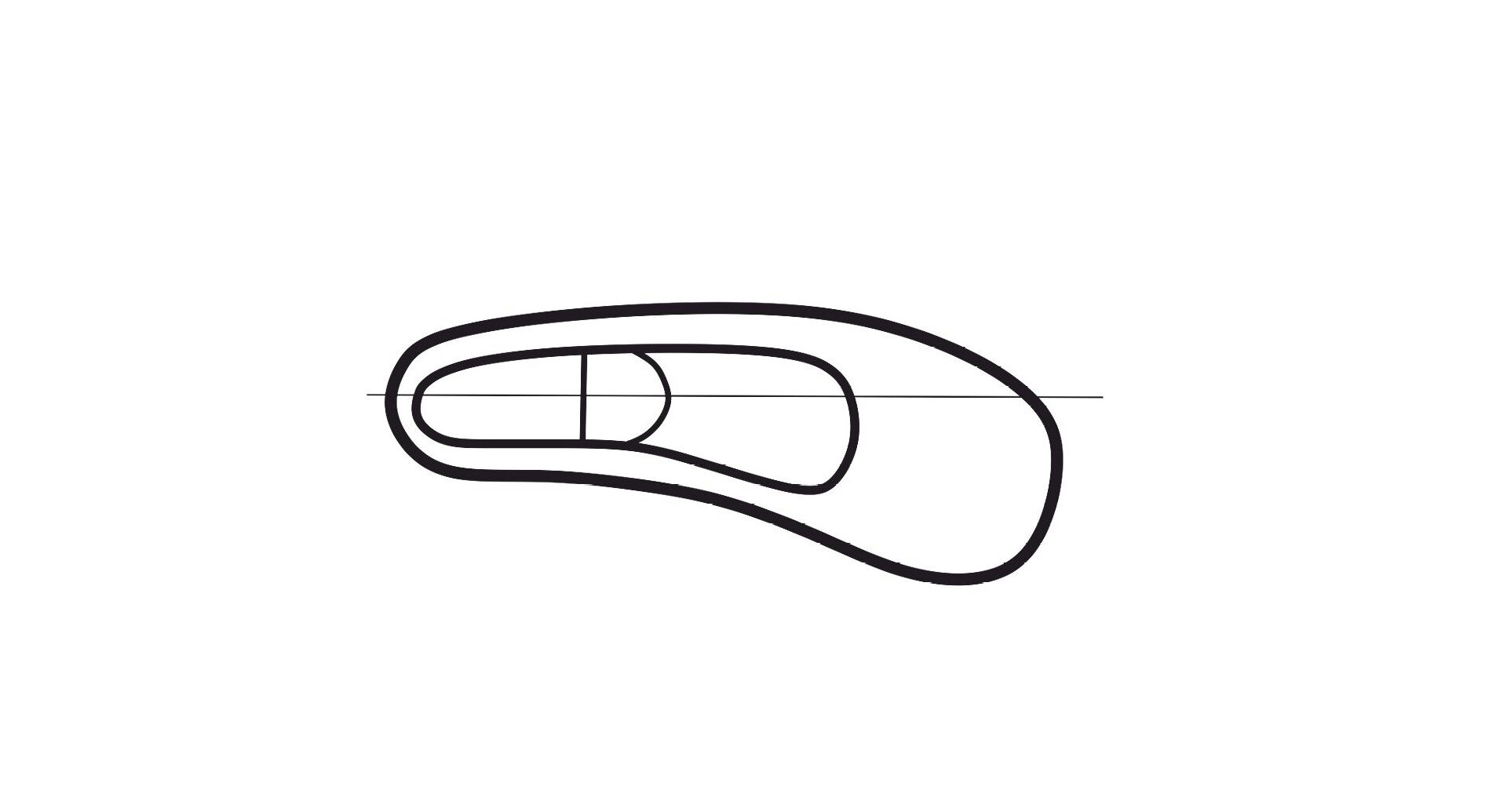 Grafika przedstawia schemat formy obuwniczej odwiedzeniowej. Obrys stopy prawej z zaznaczoną osią środkową biegnącą wzdłuż formy. Obrys jest wygięty sierpowato z linią wypukłą, skierowaną do wewnątrz.