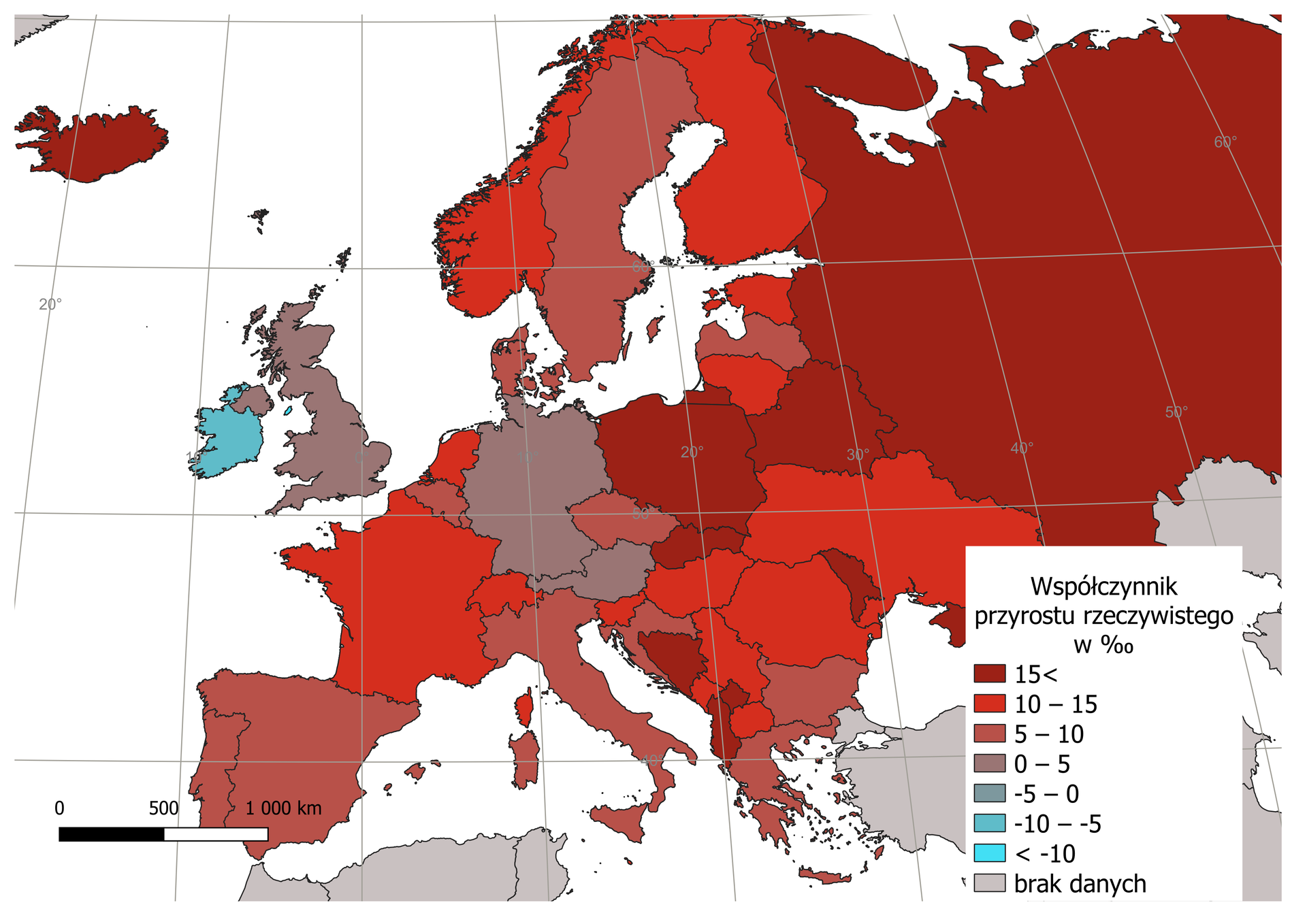 Ilustracja przedstawia mapę Europy. Na mapie zaznaczono różnymi kolorami państwa. Kolory odpowiadają wielkości współczynnika przyrostu rzeczywistego w danym kraju. Obok mapy jest legenda. Ma ona postać słupka, który wypełniony jest kolorami. Najniższą wartość oznaczono kolorem fioletowym, najwyższą czerwonym. Barwy przechodzą jedna w drugą wraz ze wzrostem wartości. Nad słupkiem znajduje się napis: Współczynnik przyrostu rzeczywistego (‰). Według legendy na mapie zaznaczono na czerwono państwa o najwyższym współczynniku przyrostu rzeczywistego w Europie w 1955 roku, są to: Mołdawia 50,3 (‰) Czarnogóra (43,2‰) i Estonia (38,5‰). Jaśniejszym kolorem oznaczono Szwajcarię (30,7‰) oraz Luksemburg. Pomarańczową barwą oznaczono Słowację (35,6‰), Albanię (20,3‰), Łotwę (19,9‰), Polskę (19,9‰), Islandię (19‰), Serbię (16,2‰), Czechy (14,2‰), Węgry (14‰) Szwecję (12,4‰), Francję (11,5‰) Ukrainę (11,8‰) i Belgię (10,6‰), Chorwację (9,9‰), Norwegię (8,7‰) Bośnię i Hercegowinę (7‰), Holandię (6,9‰), Danie (4,3‰) Włochy (3,9‰), Niemcy (3,8‰), Grecję (2,5‰). Odcieniami niebieskiego zaznaczono państwa osiągające od 0‰ do -2,3‰. Kolorem fioletowym oznaczono państwa które osiągały od -2,3‰ do -50,2‰. Państwa o najniższej wartości współczynnika przyrostu naturalnego to Irlandia (-50,2‰). Na mapie znajduje się siatka kartograficzna, na której opisano wartości południków i równoleżników co 20 stopni. 