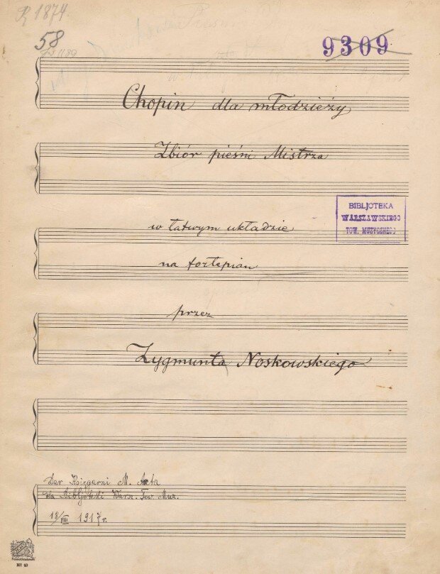Pożółkła karta z zapisem na pięciolinii: Chopin dla młodzieży. Zbiór pieśni Mistrza w łatwym układzie na fortepian przez Zygmunta Noskowskiego. Na skraju kartki widoczna sygnatura Biblioteki Warszawskiej.