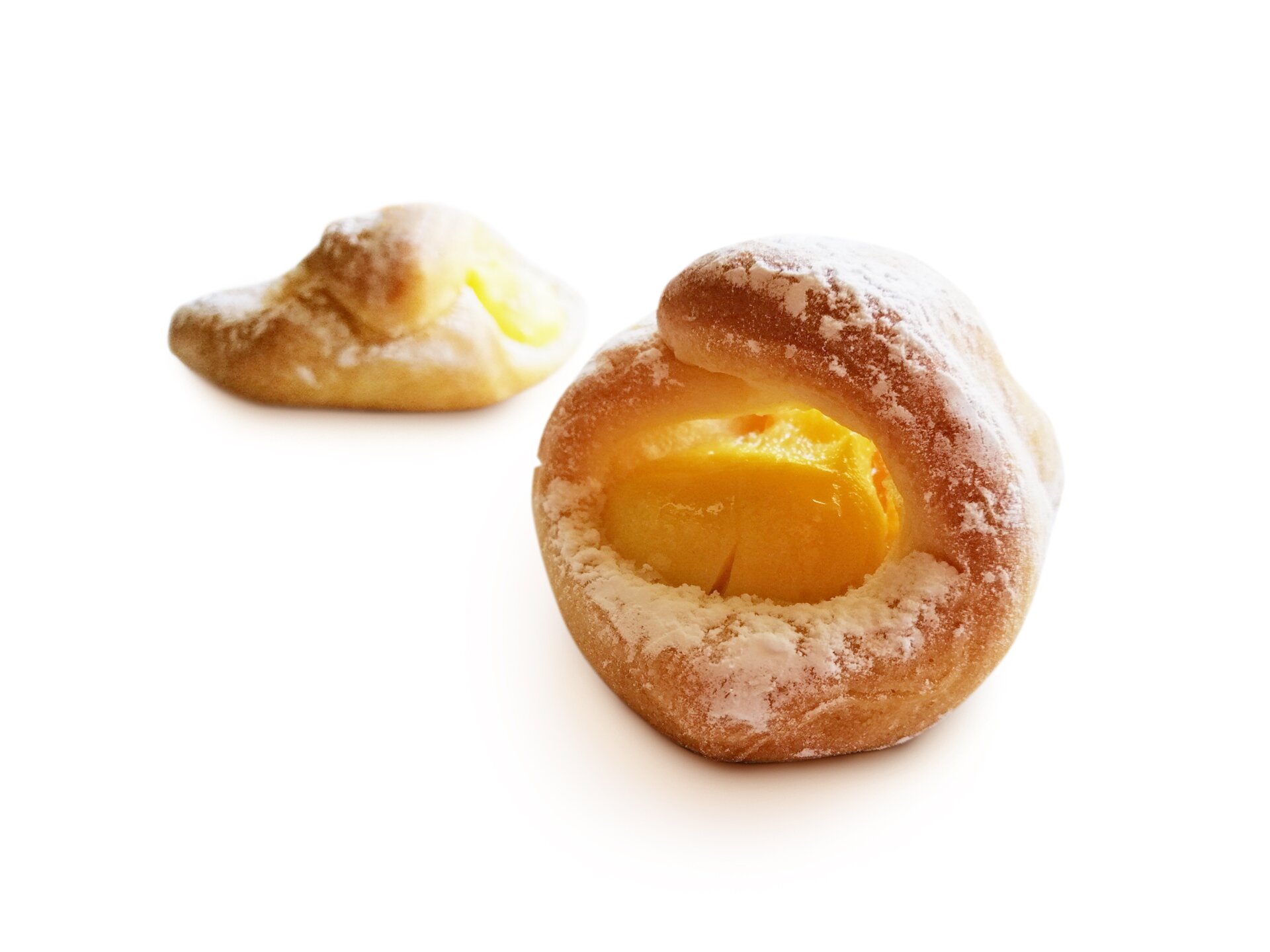 Ciastka zwinięte w rulon, posypane pudrem, z nadzieniem.